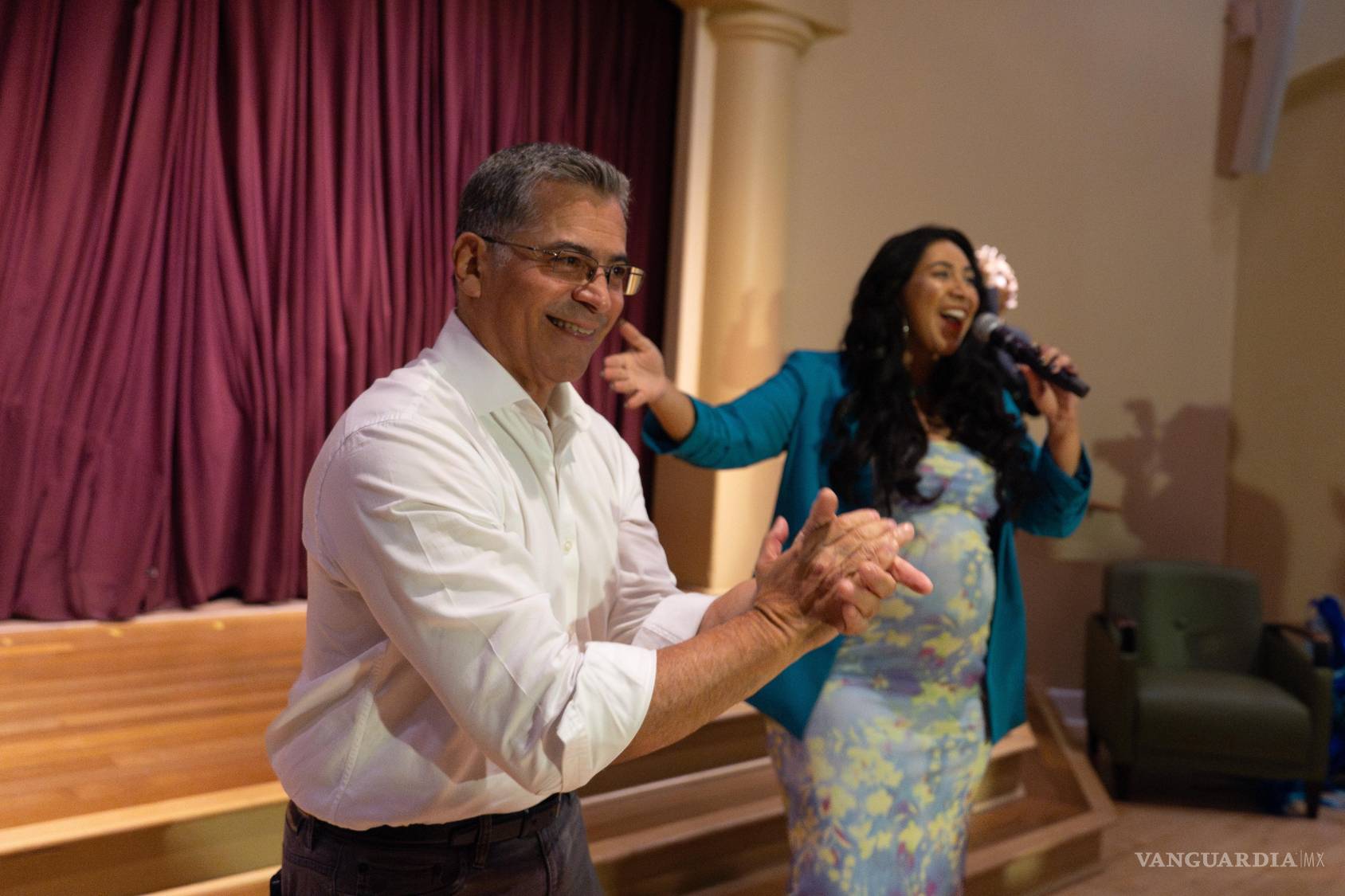 $!Los candidatos demócratas, a gobernador de California, Xavier Becerra, y Clarissa Cervantes por el Distrito 58 de la Asamblea de California hacen campaña en Riverside, California.