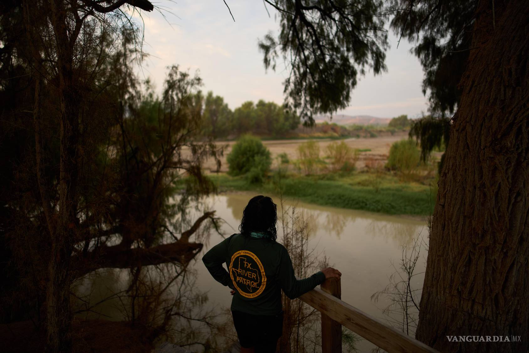 $!Bibiana Gutiérrez se encuentra en su propiedad con vista al río Grande en la frontera con México, el jueves 24 de septiembre de 2026, en Redford, Texas