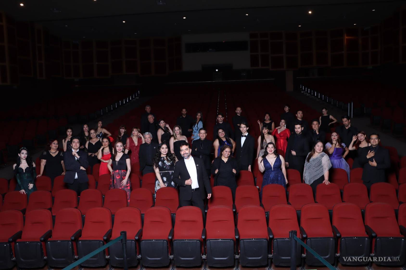 $!Saltillenses también ayudaron con espacio, difusión o dinero, como Armando Fuentes Aguirre ‘Catón’.