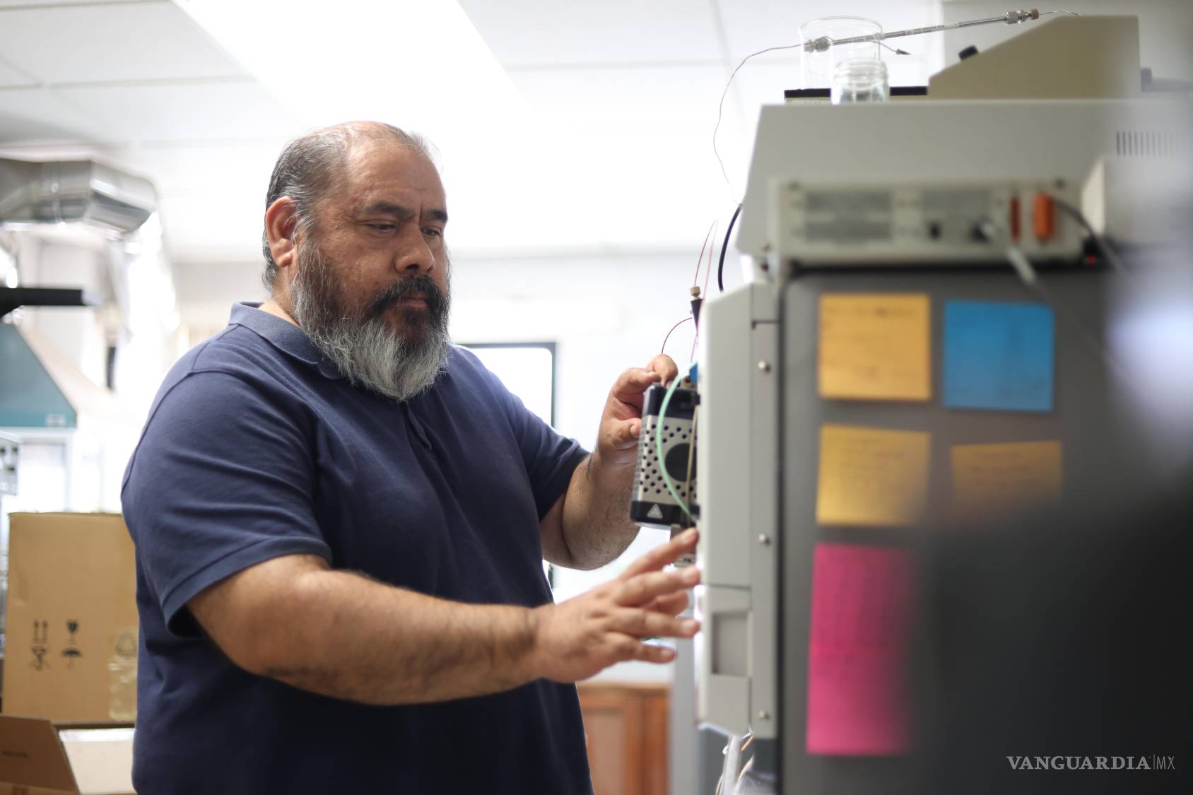 $!Cada ajuste técnico, un paso hacia la patente: el doctor Cristóbal Noé Aguilar González trabaja en el corazón del proyecto.