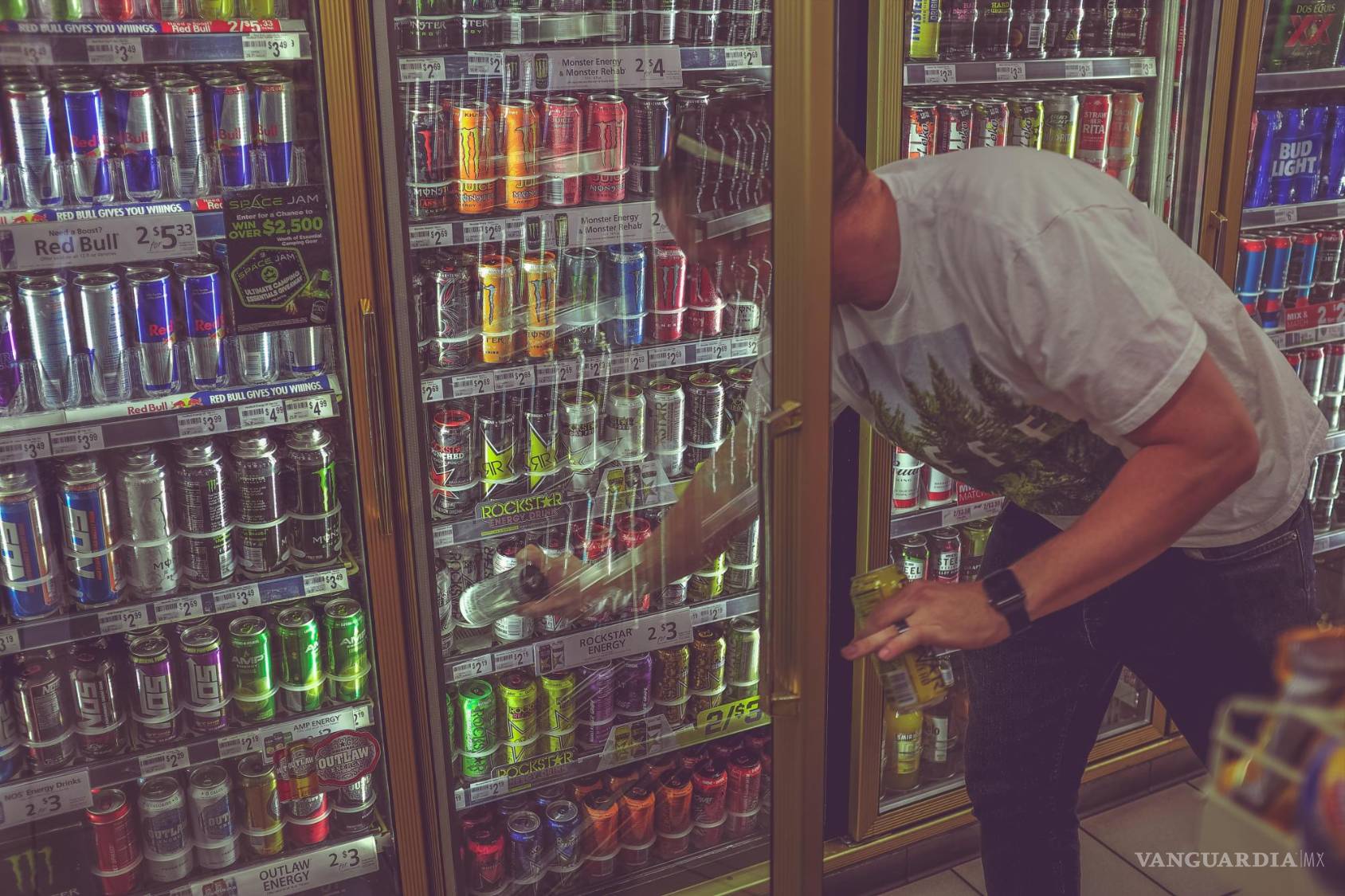 $!Antes de tomar una bebida, pregúntate: ¿por qué la necesitas? Quizá solo te hace falta dormir o alimentarte sanamente.