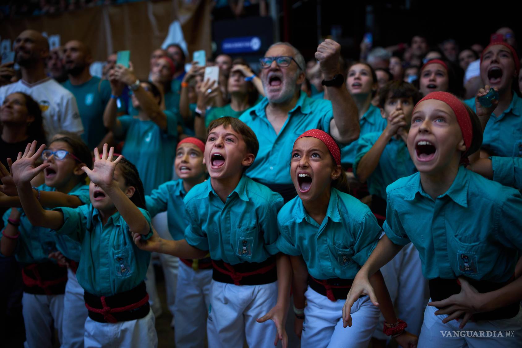$!Miembros de los Castellers de Vilafranca reaccionan mientras sus compañeros completan un “castell” —o torre humana— durante el 30.º Concurs de Castells (Concurso de Torres Humanas) en Tarragona, España, el domingo 4 de octubre de 2026. (Foto AP/Emilio Morenatti)