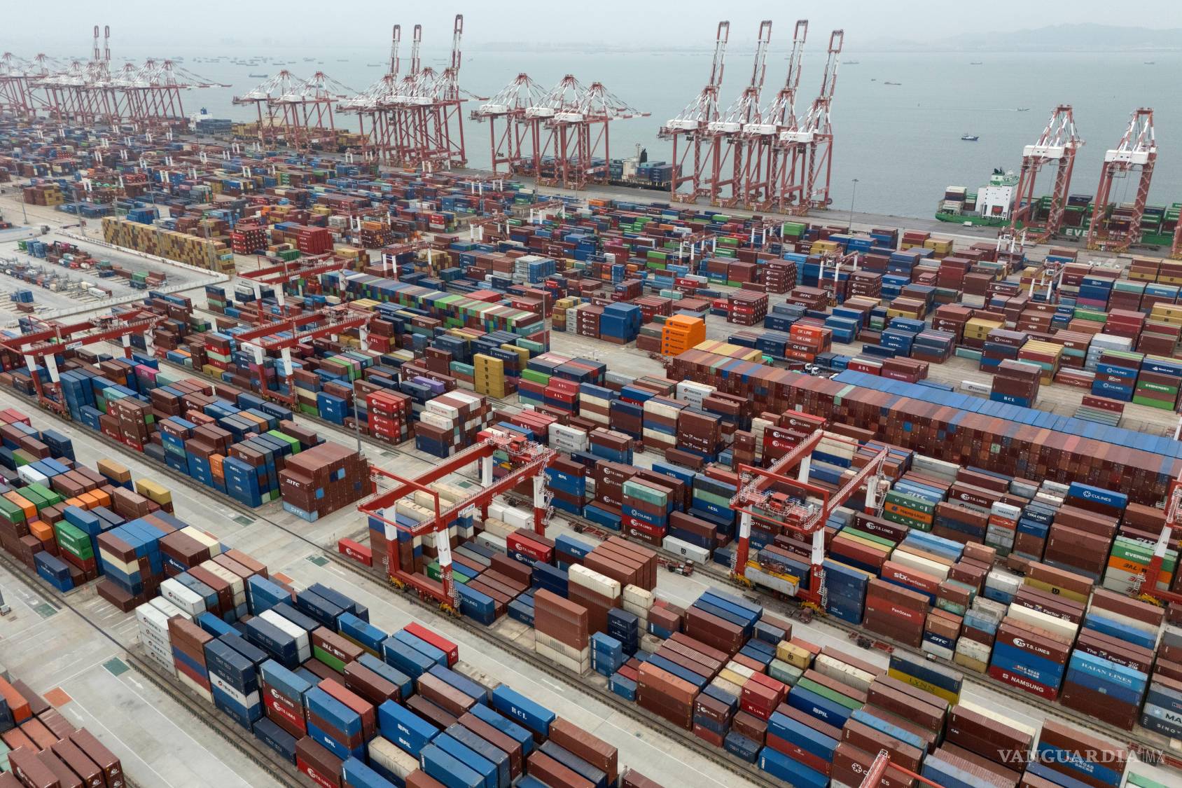 $!Contenedores de productos en el Puerto de Guangzhou, en el Distrito de Nansha, en la provincia de Guangdong, en China, el 17 de abril del 2025.