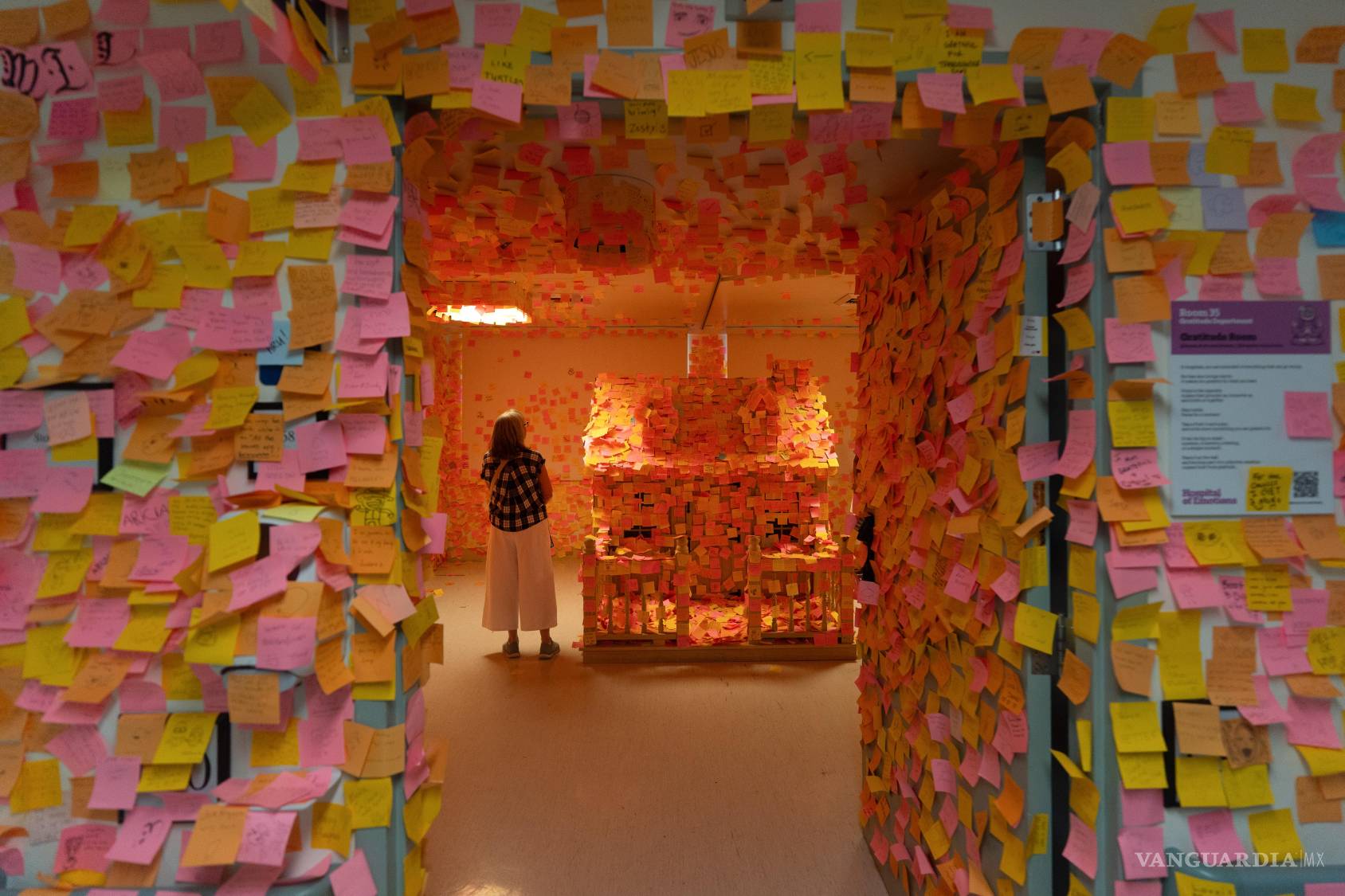 $!Una persona visita la Sala de la Gratitud en el Hospital de las Emociones en un antiguo hospital en Los Ángeles, el miércoles 22 de julio de 2026. (Foto AP/Jae C. Hong)
