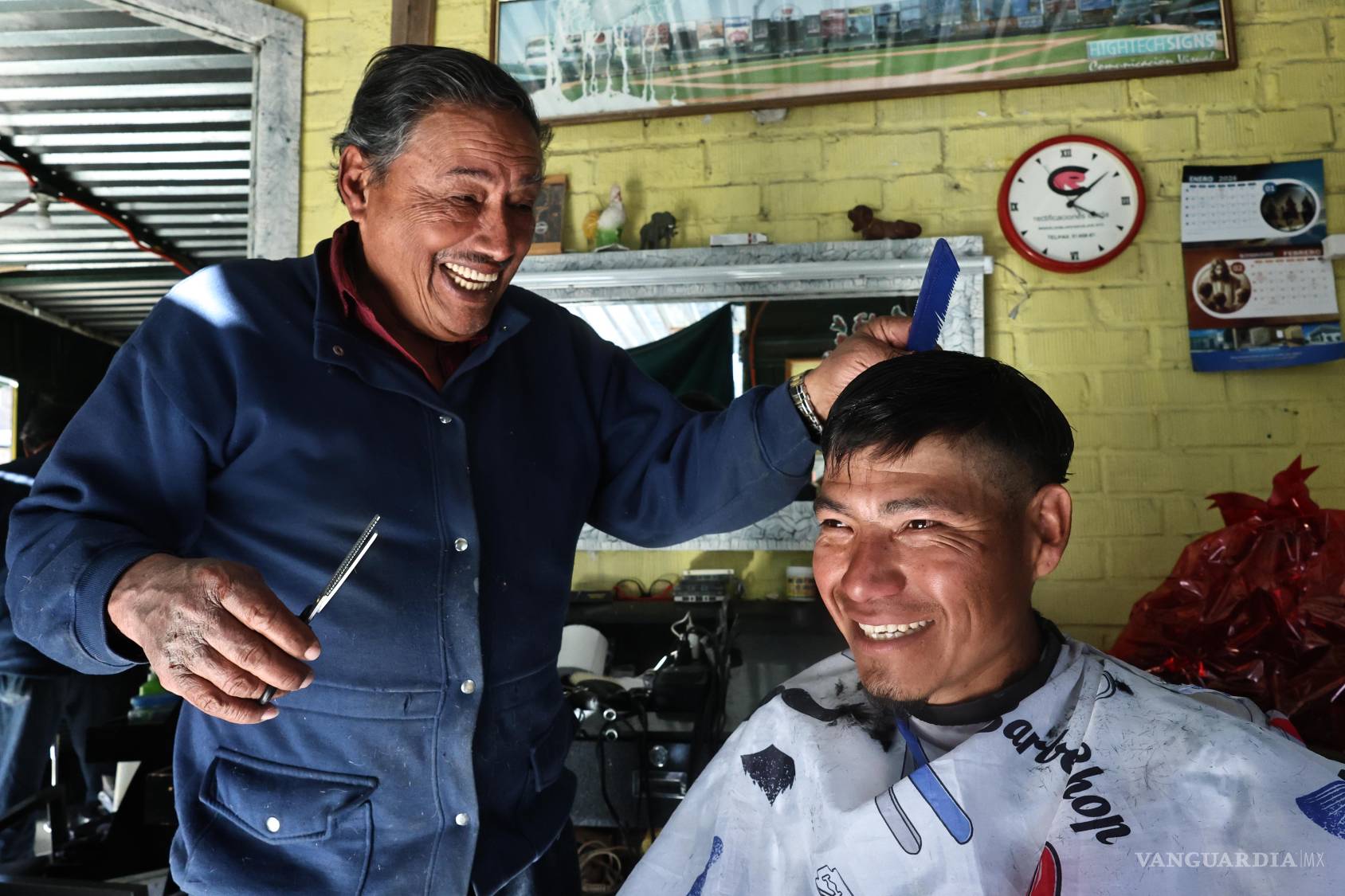$!Don Mario, quien cuenta con más de 30 años en el oficio de peluquero, tiene su peluquería ubicada en la calle Lerdo de Tejada, en la Zona Centro.