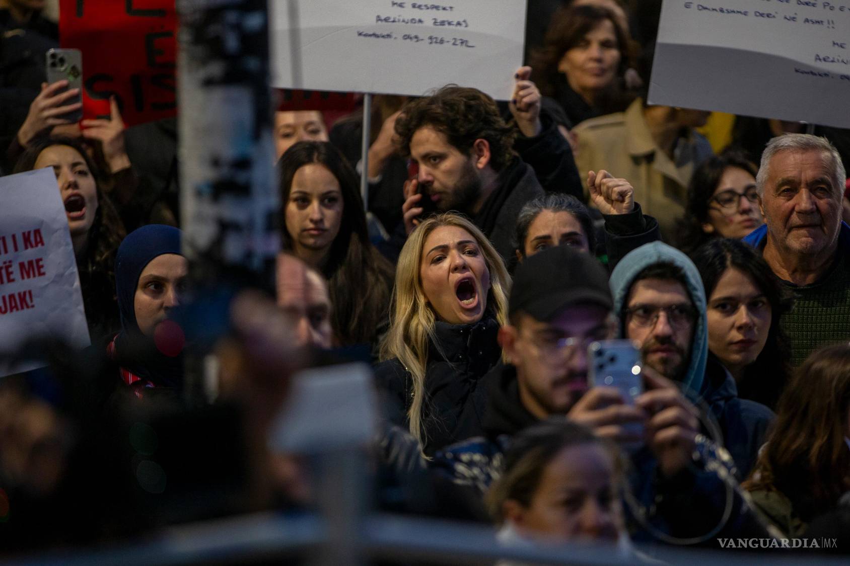 $!La reconocida soprano Arta Jashari corea consignas mientras miles de personas se reúnen en la capital de Kosovo para protestar por el asesinato de la mujer kosovar-estadounidense Arlinda Zekaj; su muerte ha provocado indignación pública y ha renovado las exigencias de rendición de cuentas ante la violencia contra las mujeres. El suceso tuvo lugar en Pristina, Kosovo, el miércoles 28 de octubre de 2026.