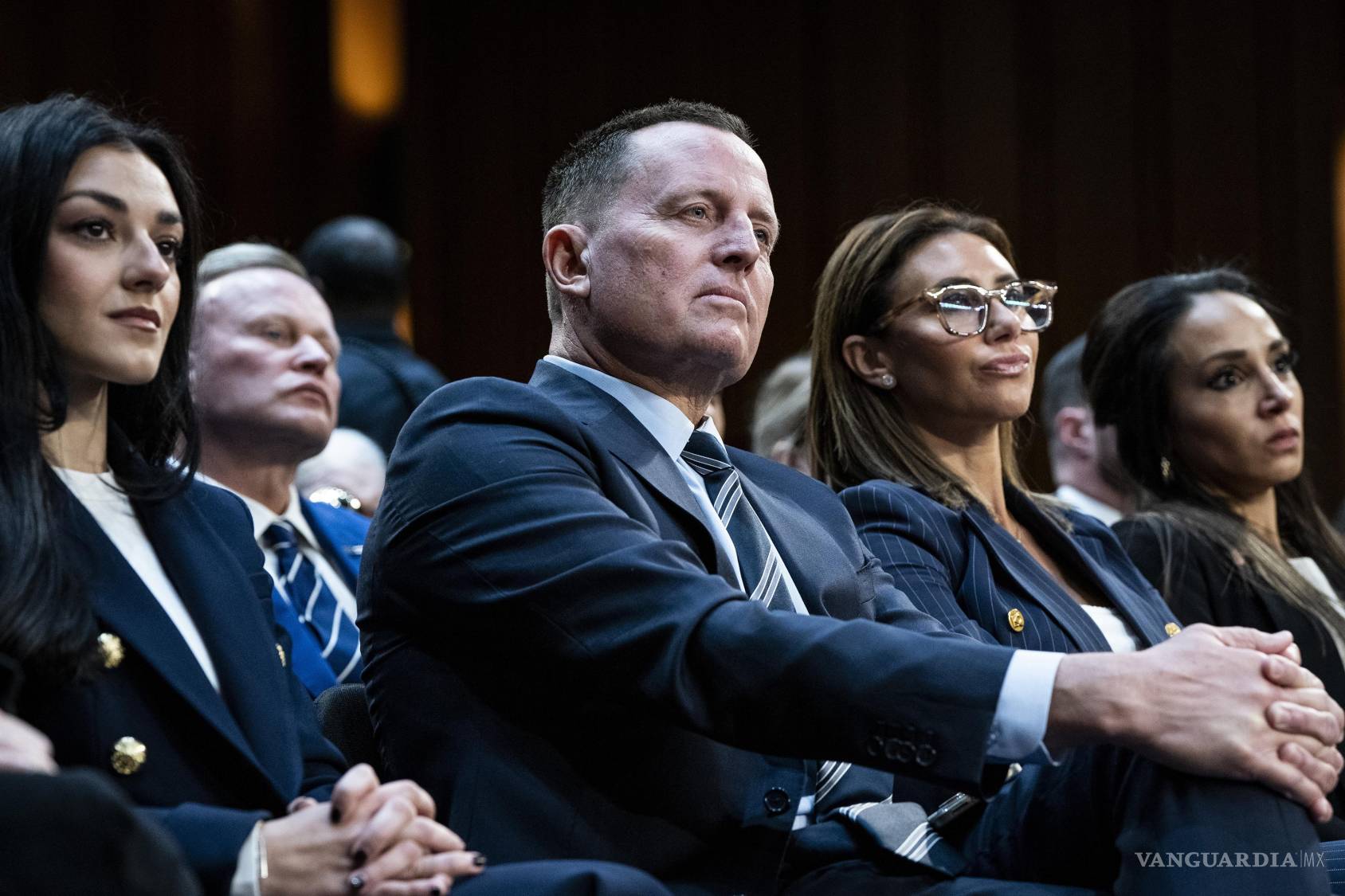 $!ARCHIVO – Richard Grenell, al centro, está sentado junto a Alina Habba, a la derecha, durante una audiencia en el Senado en el Capitolio, en Washington, el 30 de enero de 2025. Ambos se encuentran ahora inmersos en una disputa de gran repercusión. (Haiyun Jiang/The New York Times)
