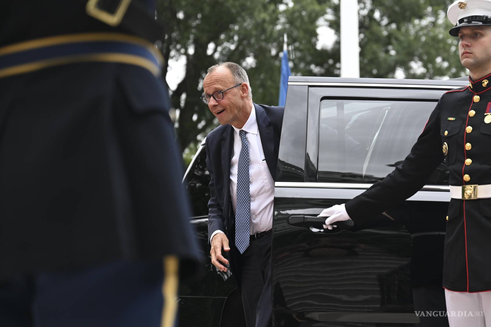 $!El canciller alemán, Friedrich Merz, llega a una reunión que el presidente Donald Trump mantuvo con líderes europeos en la Casa Blanca, Washington, el 18 de agosto de 2025.