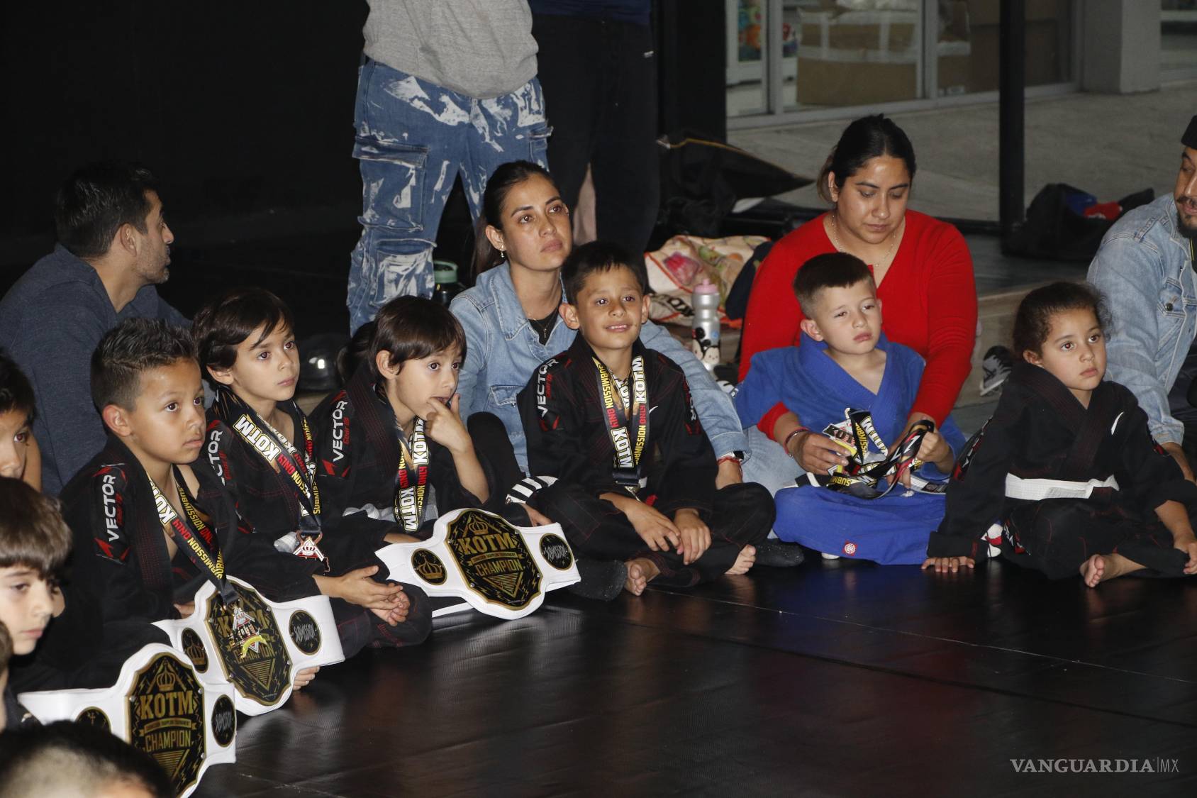 $!Padres de familia y entrenadores acompañaron de cerca cada enfrentamiento desde las gradas.