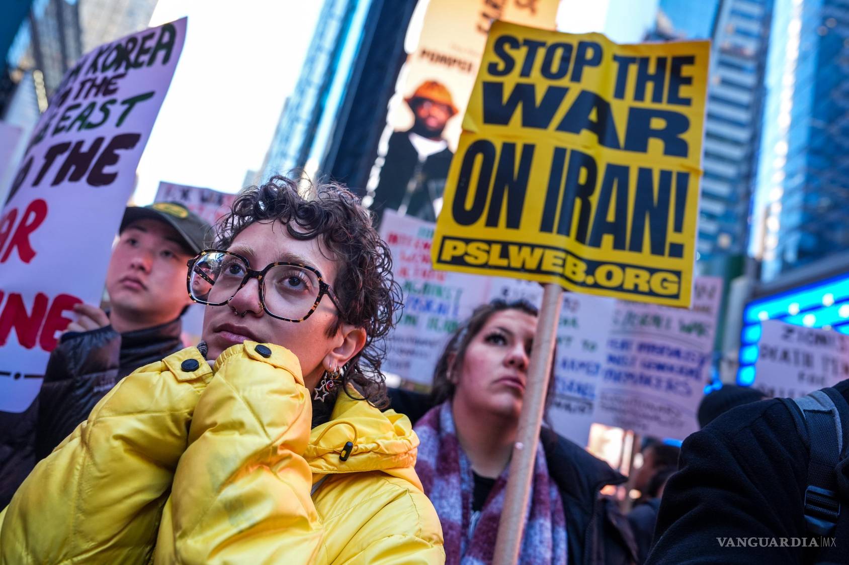 $!Una protesta en contra de la guerra de Irán en Nueva York, el 8 de abril del 2026.