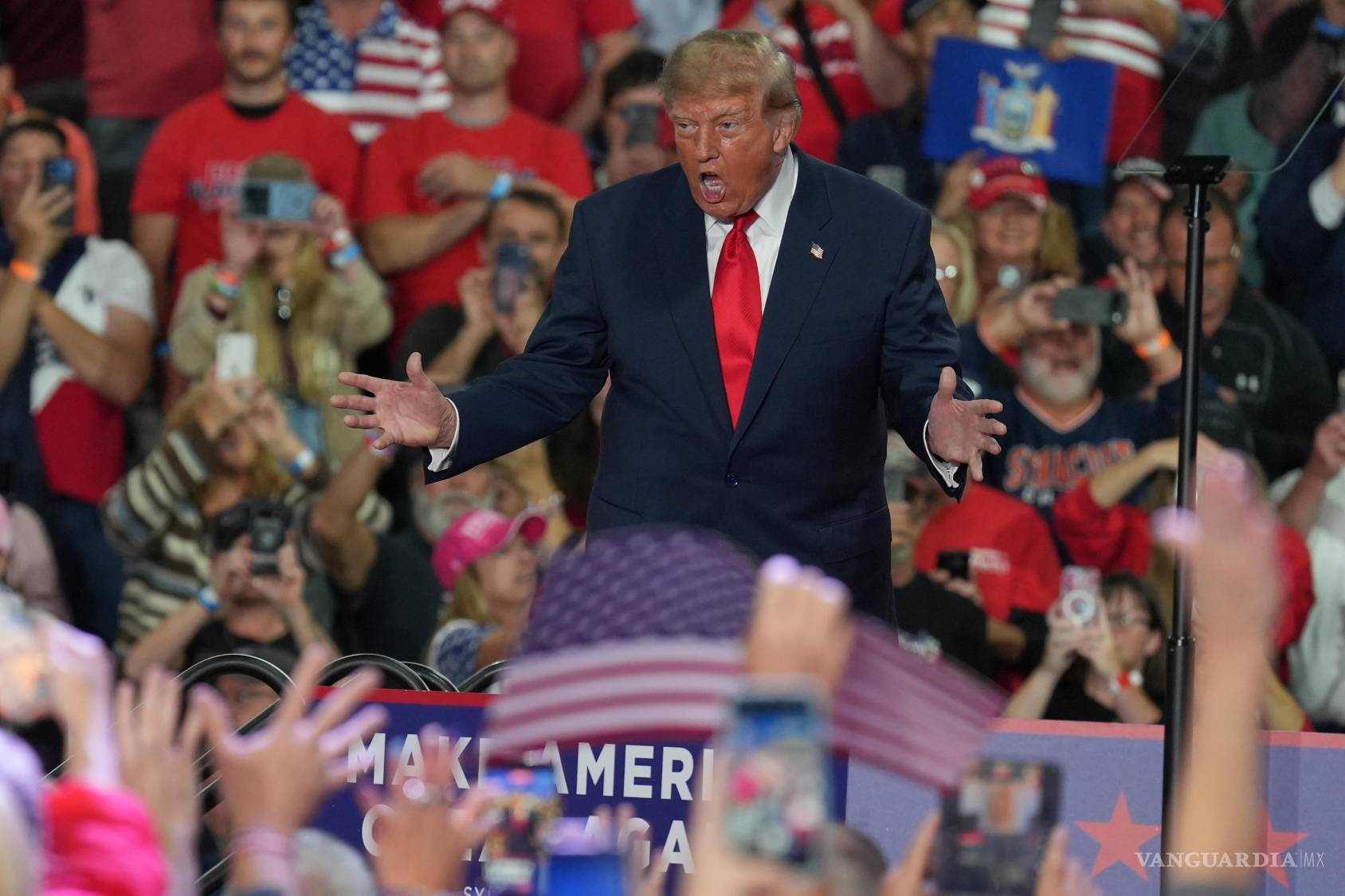 $!El presidente Donald Trump llega a un mitin de campaña en el Oncenter, el viernes 9 de octubre de 2026, en Syracuse, Nueva York.