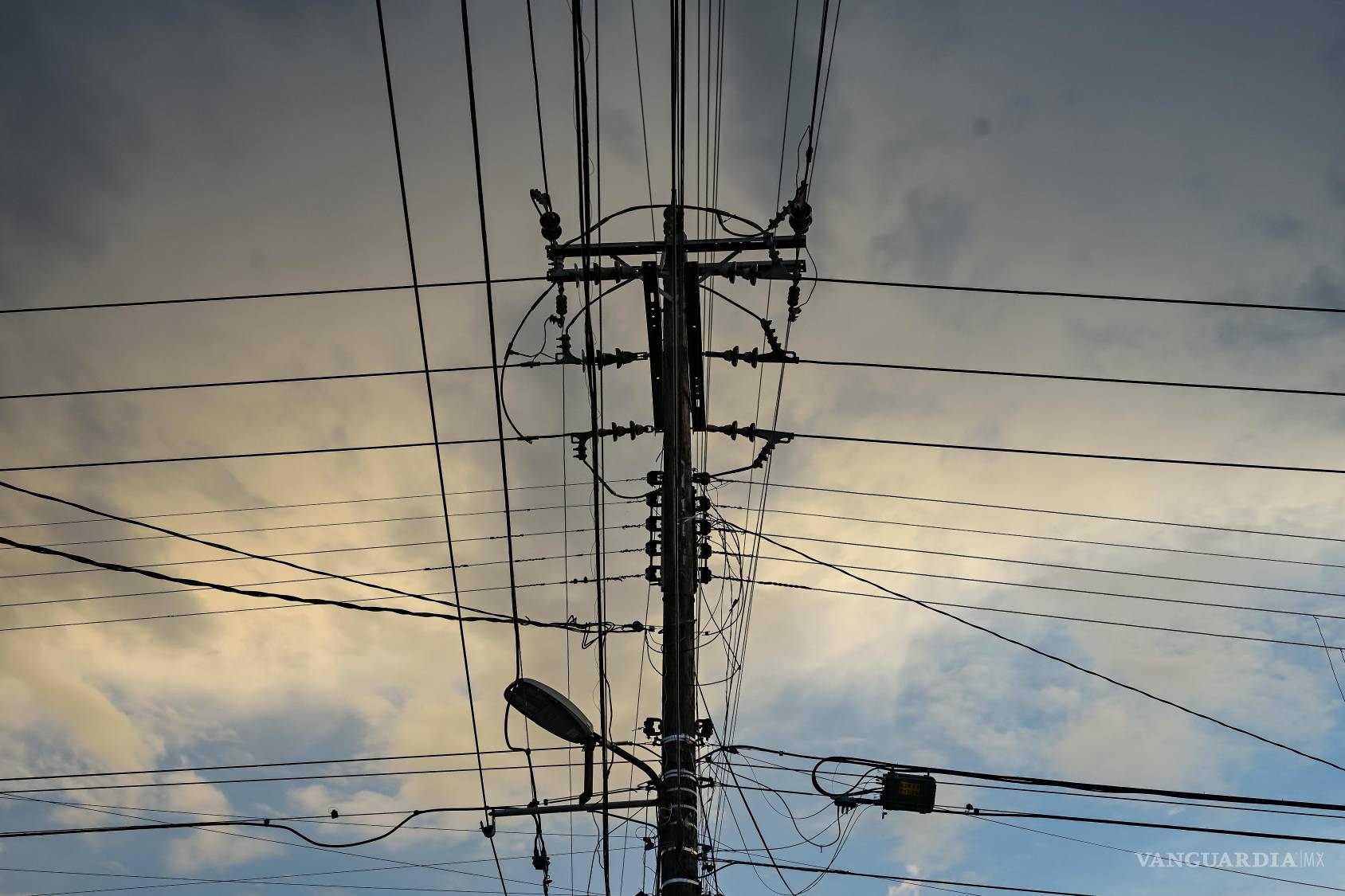 $!Una red de cables recorta el cielo de Saltillo y abre preguntas que van más allá de la contaminación visual. ¿Puede la saturación del paisaje influir en nuestro estado de ánimo, producir malestar o modificar nuestra percepción del entorno? No hay evidencia suficiente para atribuir estos efectos al cableado, pero la imagen invita a pensar cuánto de nuestra experiencia psicológica está condicionado por los espacios que habitamos.