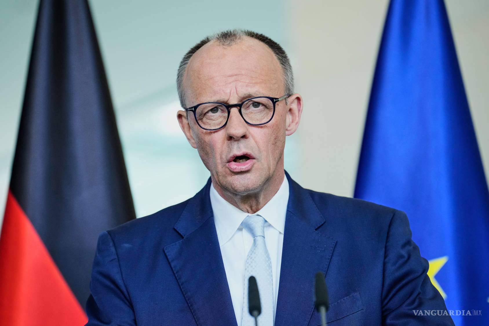 $!El canciller alemán Friedrich Merz habla con los medios de comunicación en la cancillería en Berlín, Alemania.