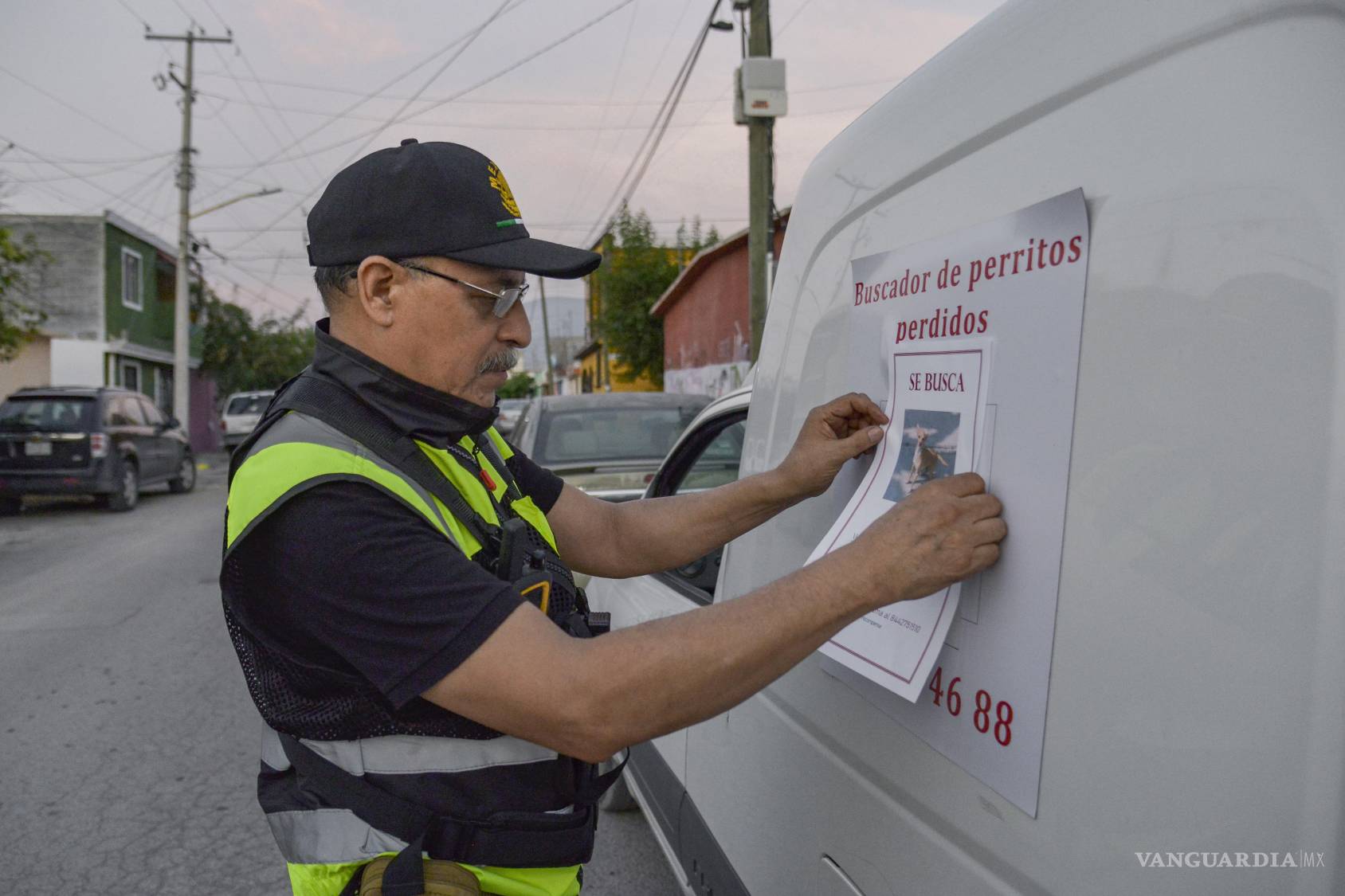 $!Entre fotos, impresiones y recorridos, Jesús implementa un sistema meticuloso de rastreo en cada caso.