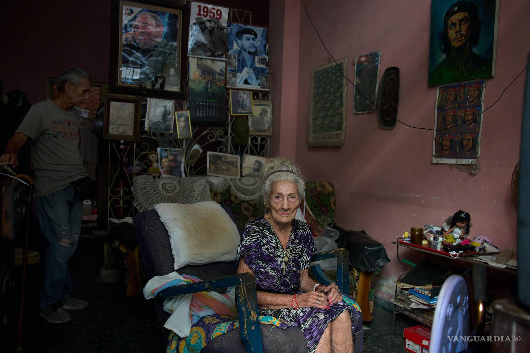 $!Teresita del Rosario González Ricardo posa para una fotografía, acompañada de su hijo José Manuel Borroto, en su casa de La Habana, Cuba.