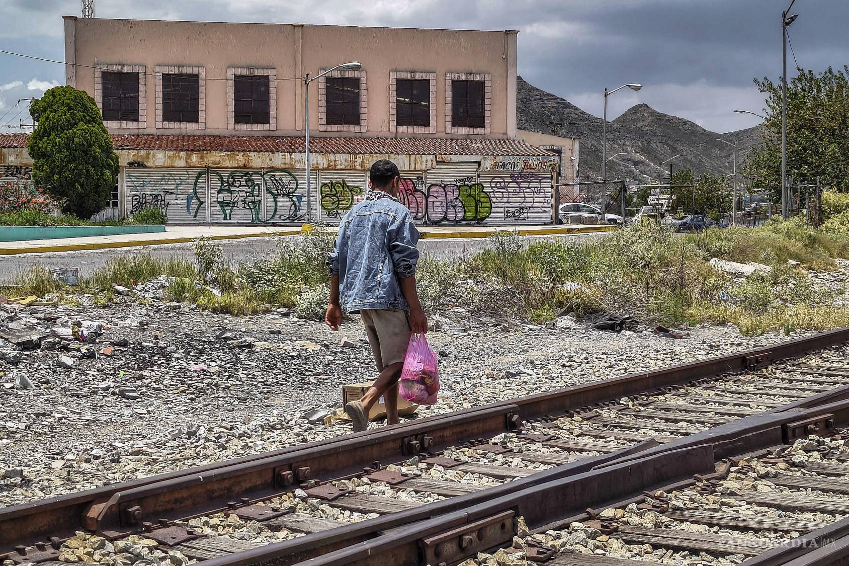$!El edificio que se encuentra junto a las vías del tren, muy cerca de Emilio Carranza y Pablo L. Sidar podría tener un nuevo uso, pues algunos señalan que podría servir como una estación para el futuro proyecto del Tren de Pasajeros que pasará por la capital Coahuilense, lo que podría cambiar la imagen de la zona.