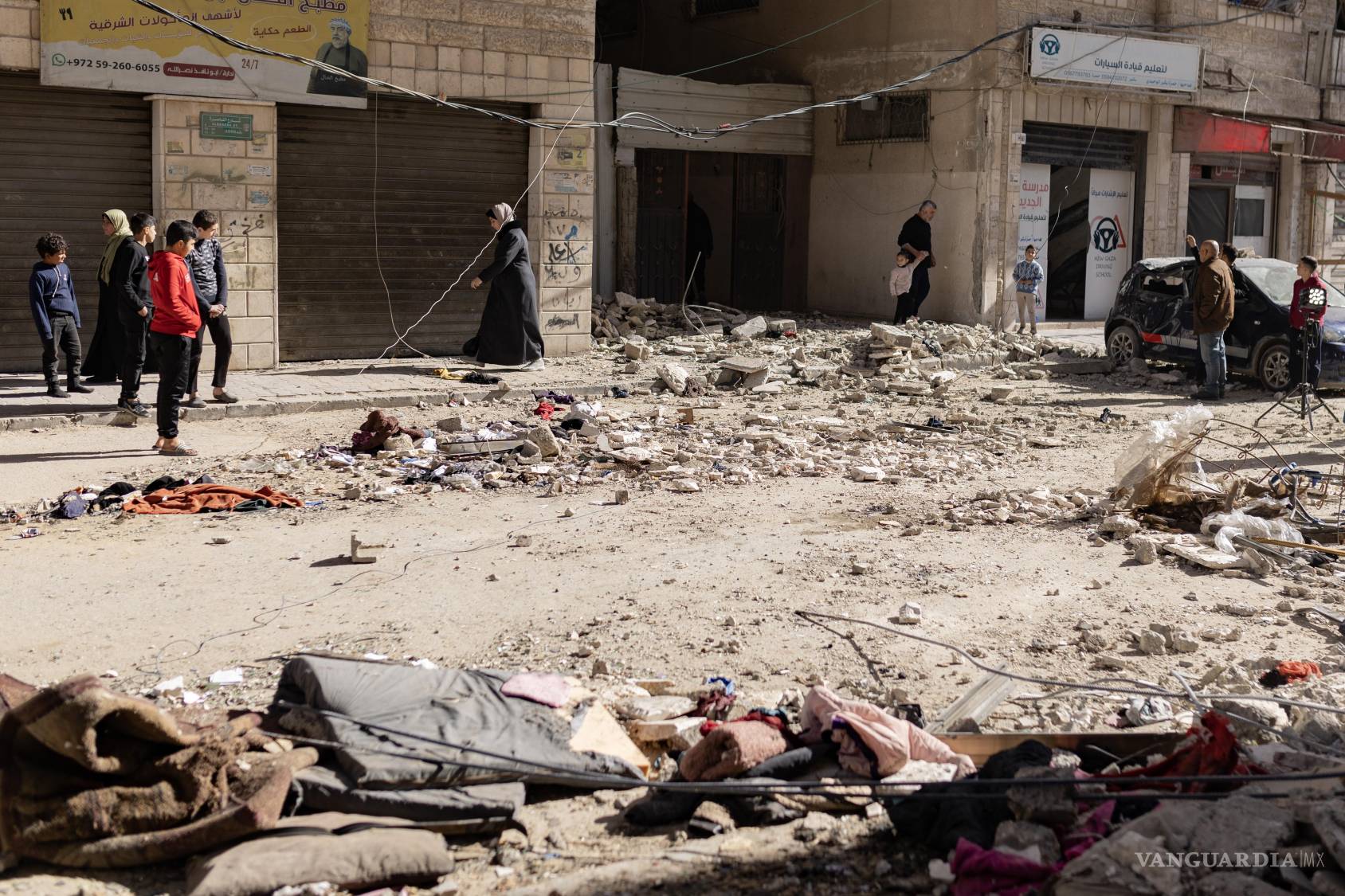 $!Escombros en el exterior de un edificio de apartamentos que fue bombardeado durante la noche en el barrio de Al-Rimal, al oeste de la ciudad de Gaza.