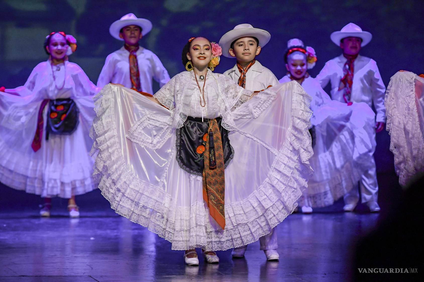 $!Celebran gala del Ballet Folklórico Xochipitzahuatl del Colegio Nicolás Bravo de Saltillo