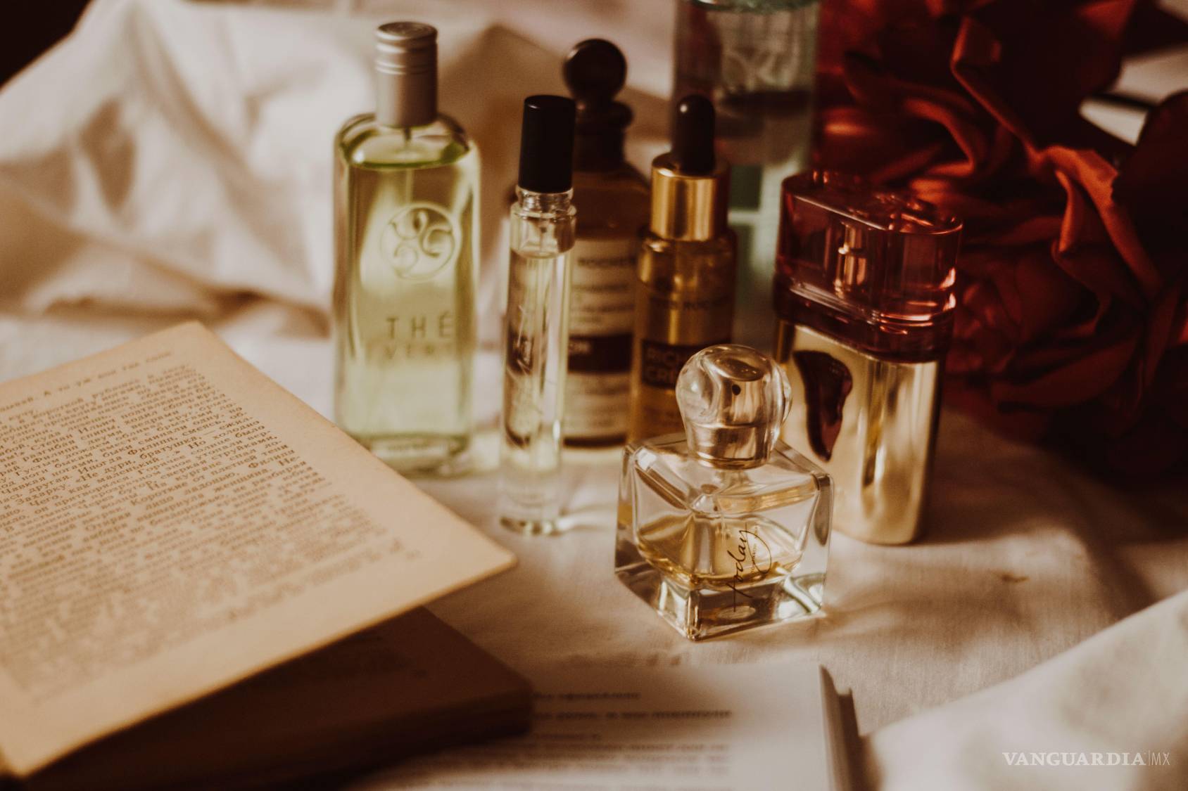 $!En lugar de seguir solo la marca, los centennials combinan en sus colecciones perfumes de lujo con fragancias baratas, mini tallas o perfumes árabes. Foto: Nastya Sense (Pexels)