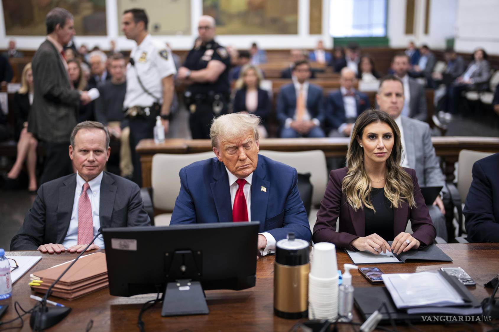 $!ARCHIVO — El expresidente Donald Trump, junto a sus abogados Christopher Kise (a la izquierda) y Alina Habba, durante su juicio por fraude civil en la Corte Suprema estatal, en el bajo Manhattan, el martes 17 de octubre de 2023. Posteriormente, Habba trabajó en el Departamento de Justicia de Trump. (Doug Mills/The New York Times)