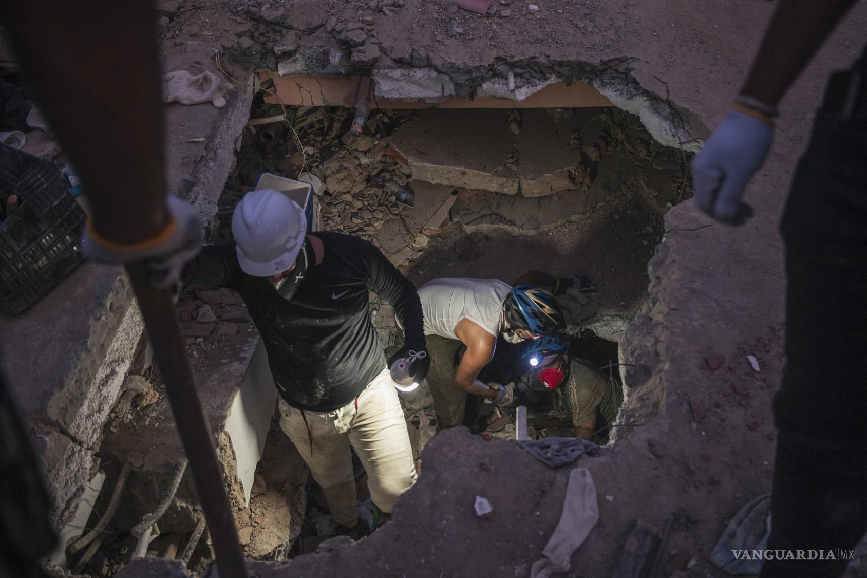 $!Un grupo de civiles excava entre los escombros de un edificio derrumbado en La Guaira, Venezuela.