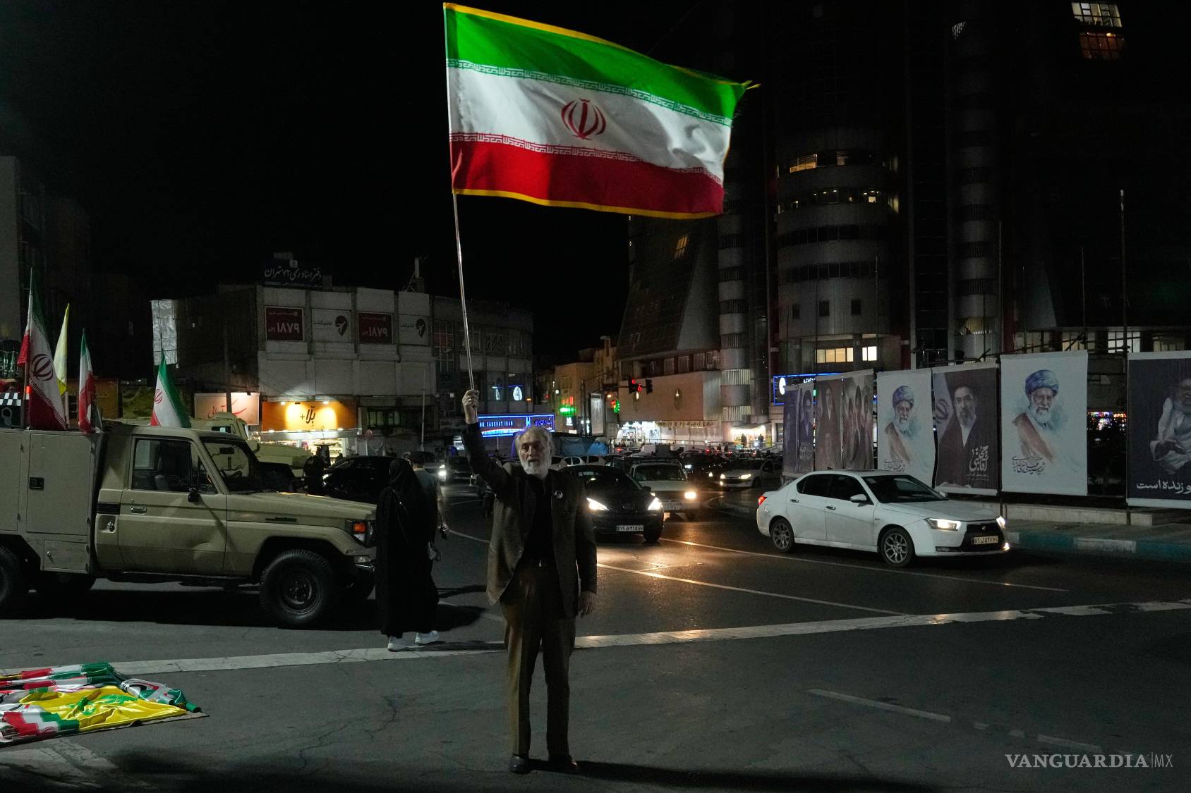 $!Un manifestante progubernamental ondea una bandera iraní durante una concentración en Teherán, Irán.