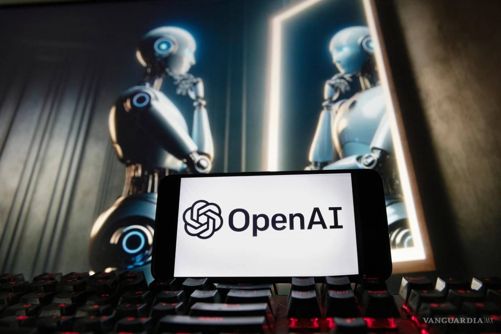 $!El logotipo de OpenAI en un teléfono celular con una imagen en un monitor de computadora generada por el modelo de texto a imagen Dall-E de ChatGPT.