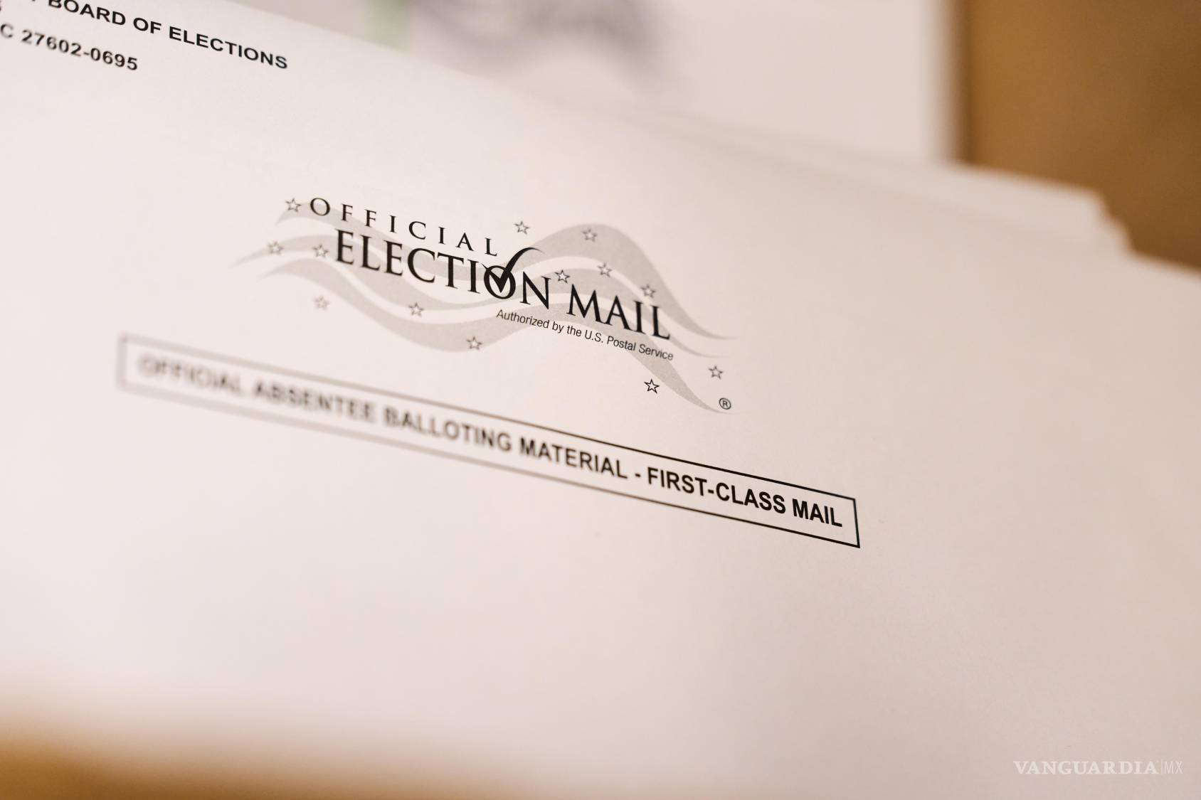 $!Sobres para boletas enviadas por correo en la Junta Electoral del condado de Wake, en Raleigh, Carolina del Norte el 3 de septiembre de 2026.