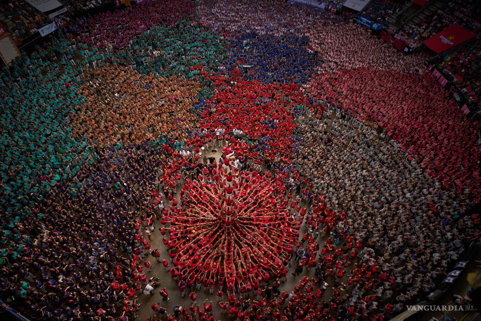 $!Miembros de Castellers Joves de Valls forman un “castell” o torre humana, durante el 30º Concurs de Castells o Concurso de Torres Humanas, en Tarragona, España, el domingo 4 de octubre de 2026. (Foto AP/Emilio Morenatti)