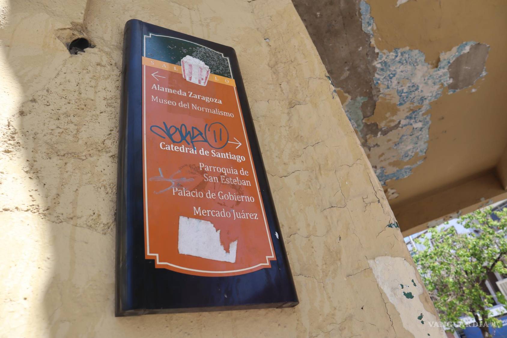 $!Aunque los volantes pegados puedan retirarse, pero el grafiti que los cubre es imborrable.