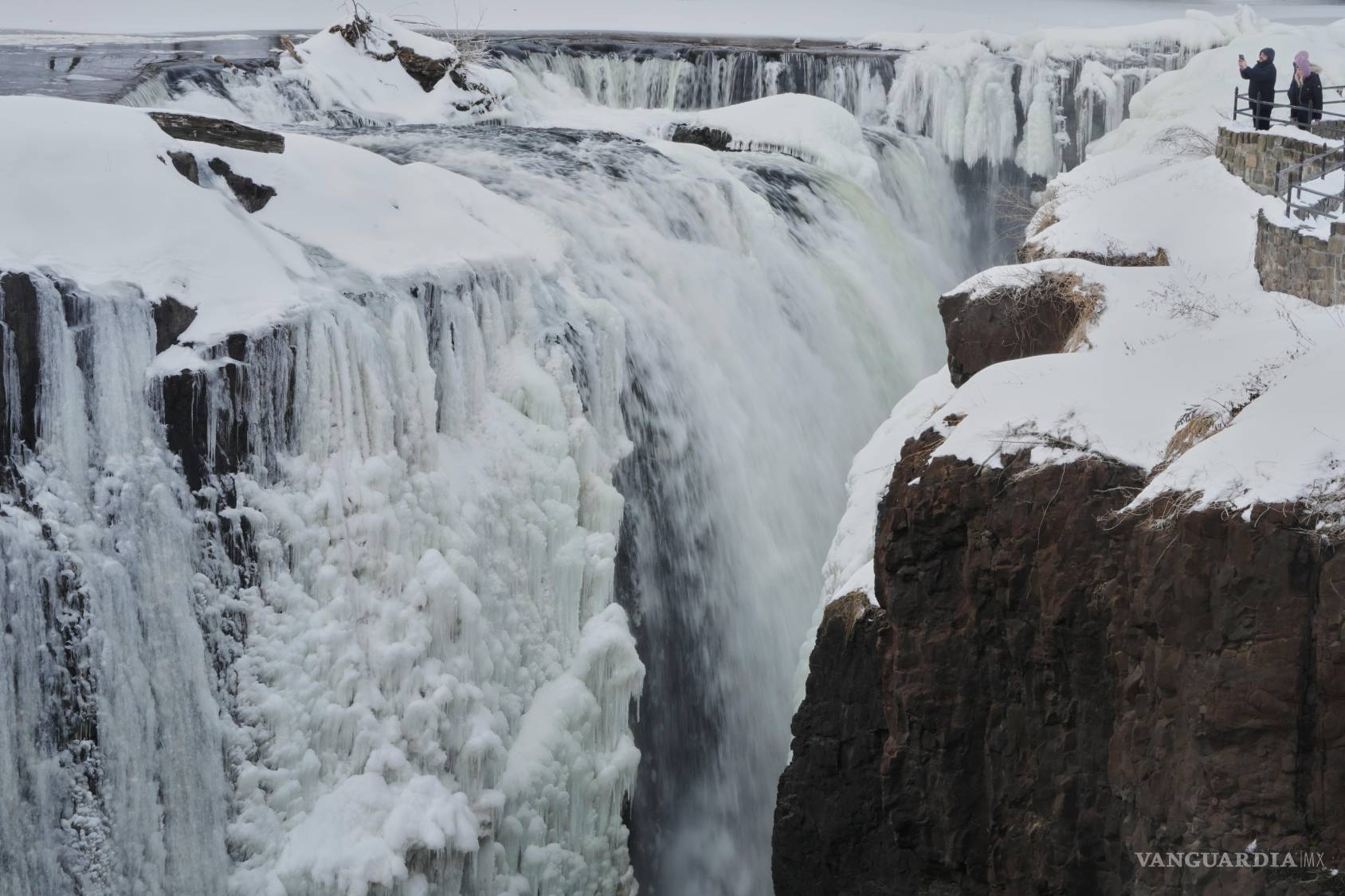 $!La gente observa las cataratas Great Falls parcialmente congeladas en Paterson, Nueva Jersey, el miércoles 28 de enero de 2026.