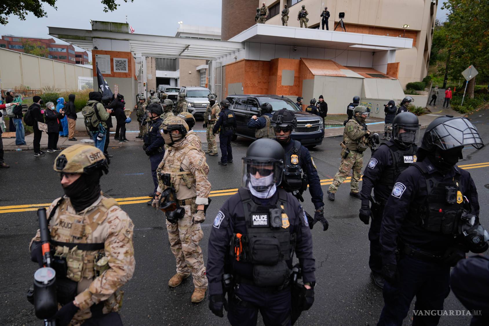 $!Agentes del orden público en una calle para permitir que los vehículos salgan de una instalación del ICE una protesta en Portland, Oregon.