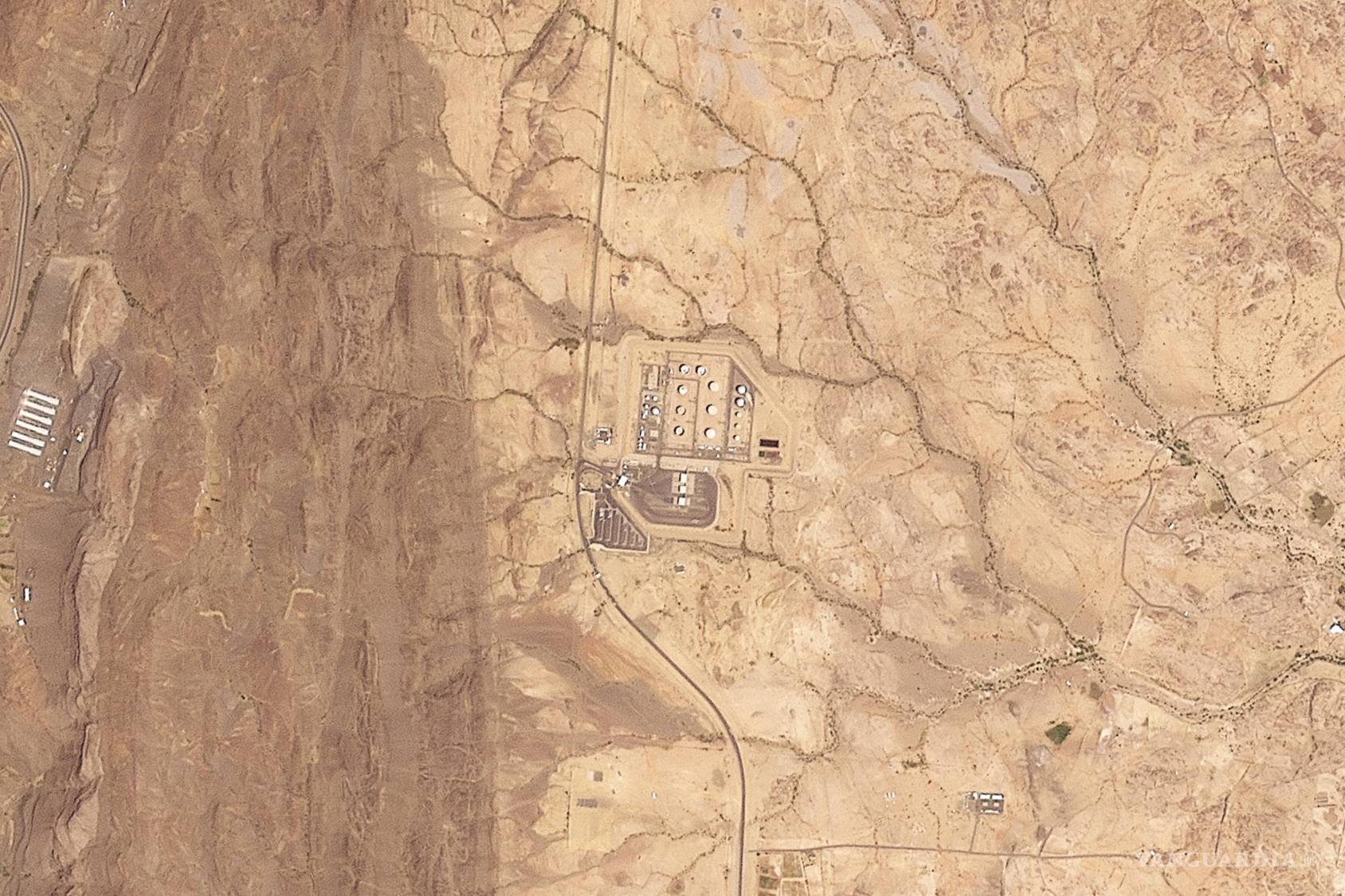$!Esta imagen de satélite de una refinería de petróleo de Saudi Aramco en Abha, Arabia saudí, antes de que una columna de humo comenzara a salir del recinto .