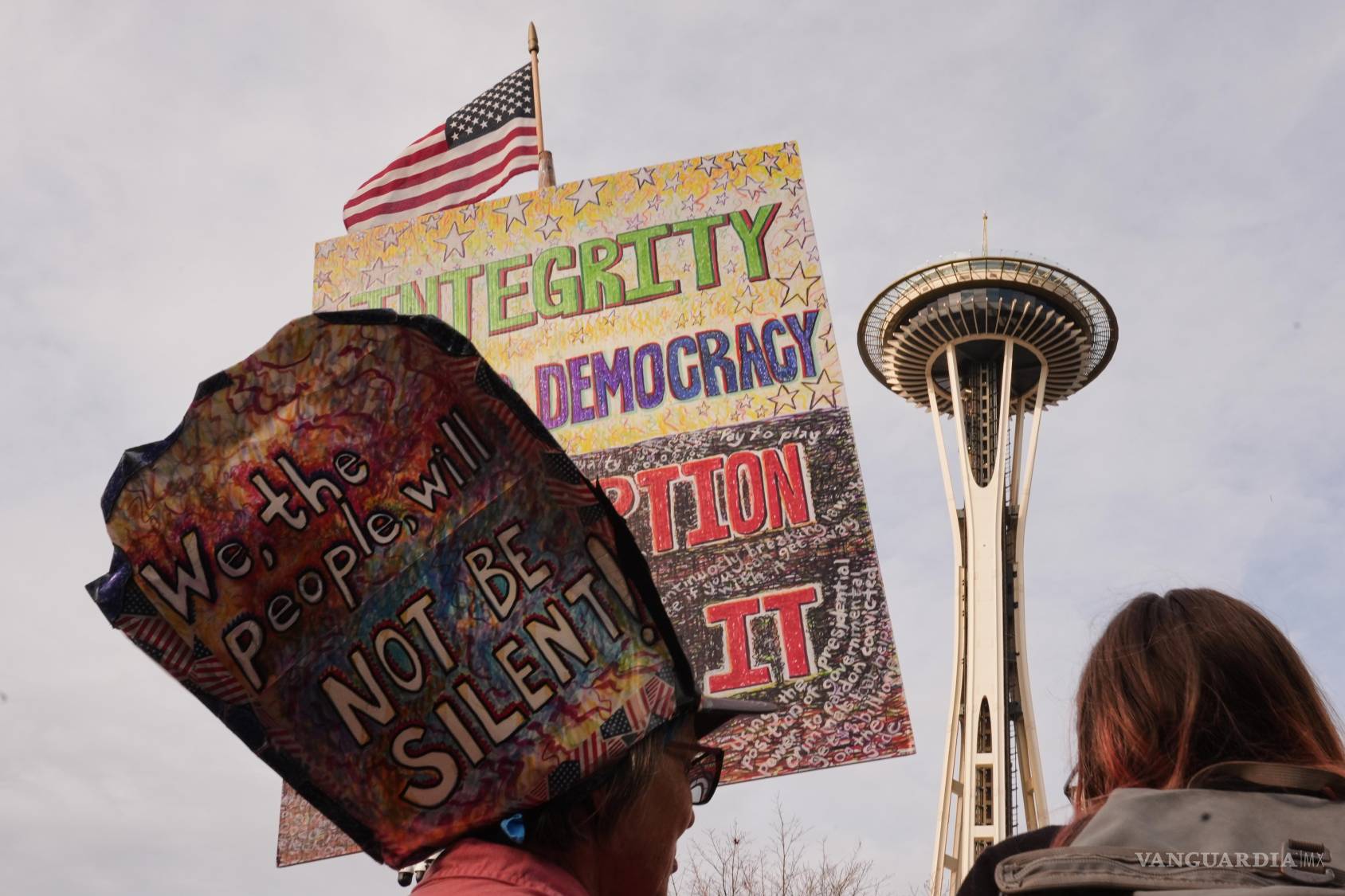 $!Los manifestantes llegan cerca de la Space Needle durante una concentración bajo el lema “No Kings”que promueve el voto anticipado en Seattle.