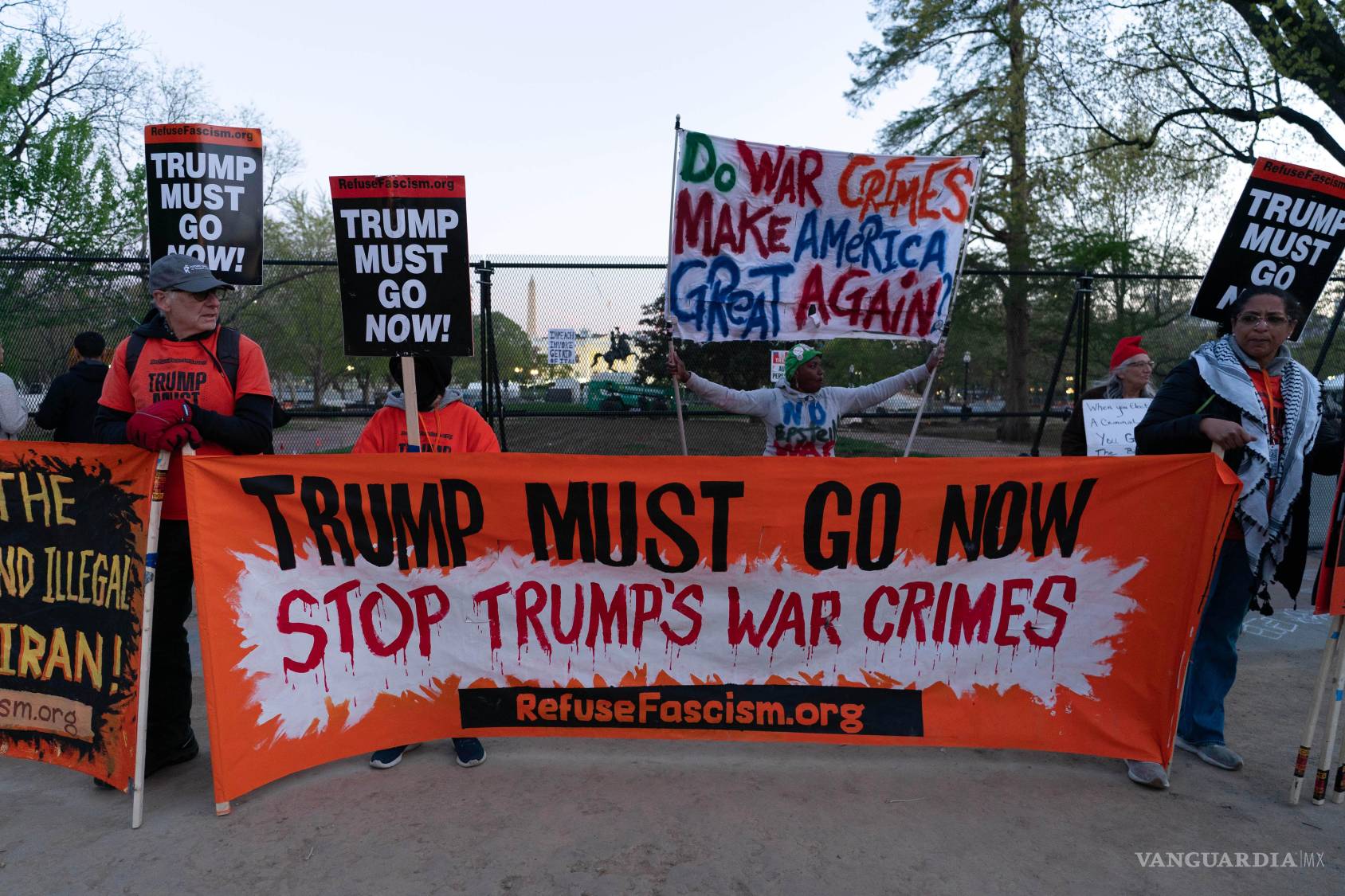 $!Activistas protestan en contra de la guerra cerca de la Casa Blanca en Washington.