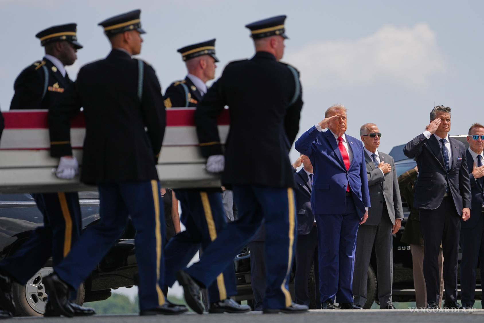 $!El presidente de EU, Donald Trump, y el secretario de Defensa, Pete Hegseth, rinden homenaje a la soldado Isabella Gonzales en la base Dover de la Fuerza Aérea.