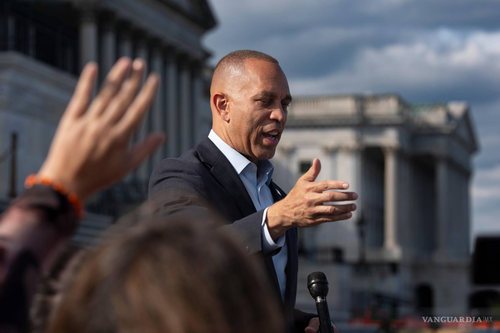 $!El líder demócrata de la Cámara de Representantes, Hakeem Jeffries, de Nueva York, habla con los periodistas en el Capitolio de Washington.