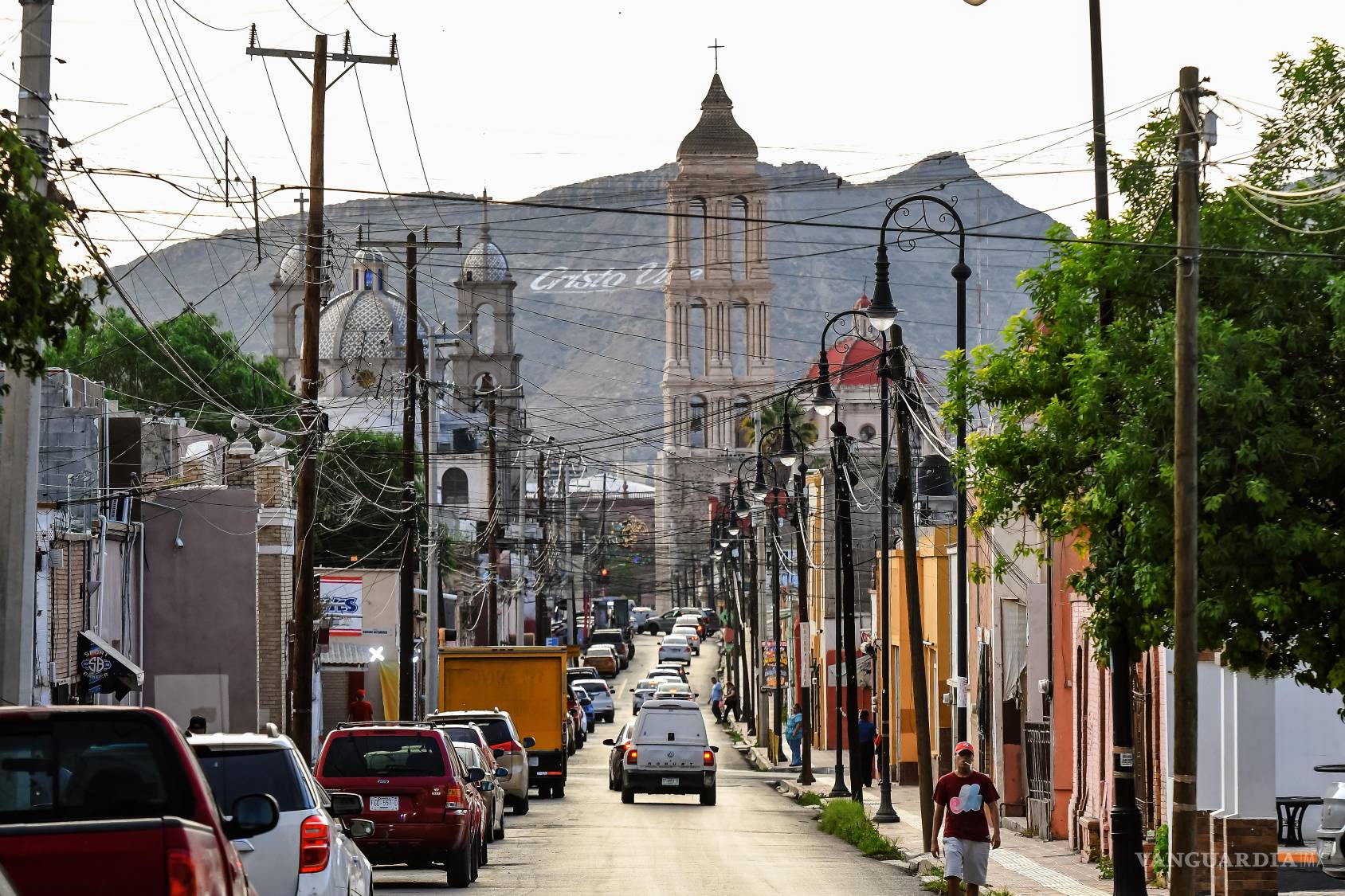 $!En el Centro Histórico de Saltillo, el cableado se interpone entre las calles, las antiguas torres de los templos y las montañas que definen el horizonte. La acumulación de postes y tendidos plantea una contradicción urbana: mientras se busca conservar y embellecer el patrimonio arquitectónico, buena parte de su entorno permanece saturado de infraestructura aérea.