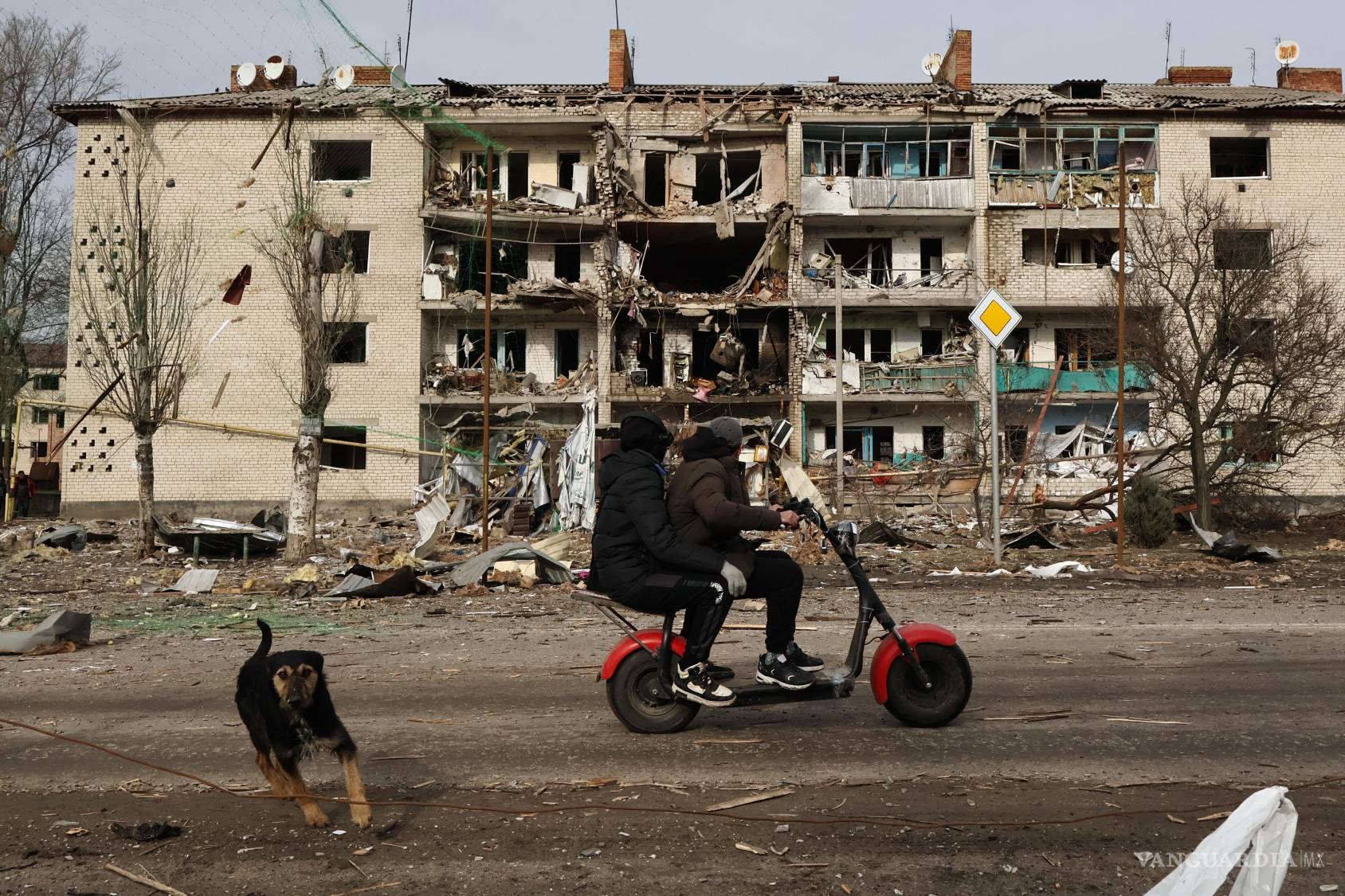 $!Residentes locales pasando junto a un apartamento destruido por un ataque aéreo ruso en la ciudad de Komyshuvakha, en la región de Zaporizhia, Ucrania.