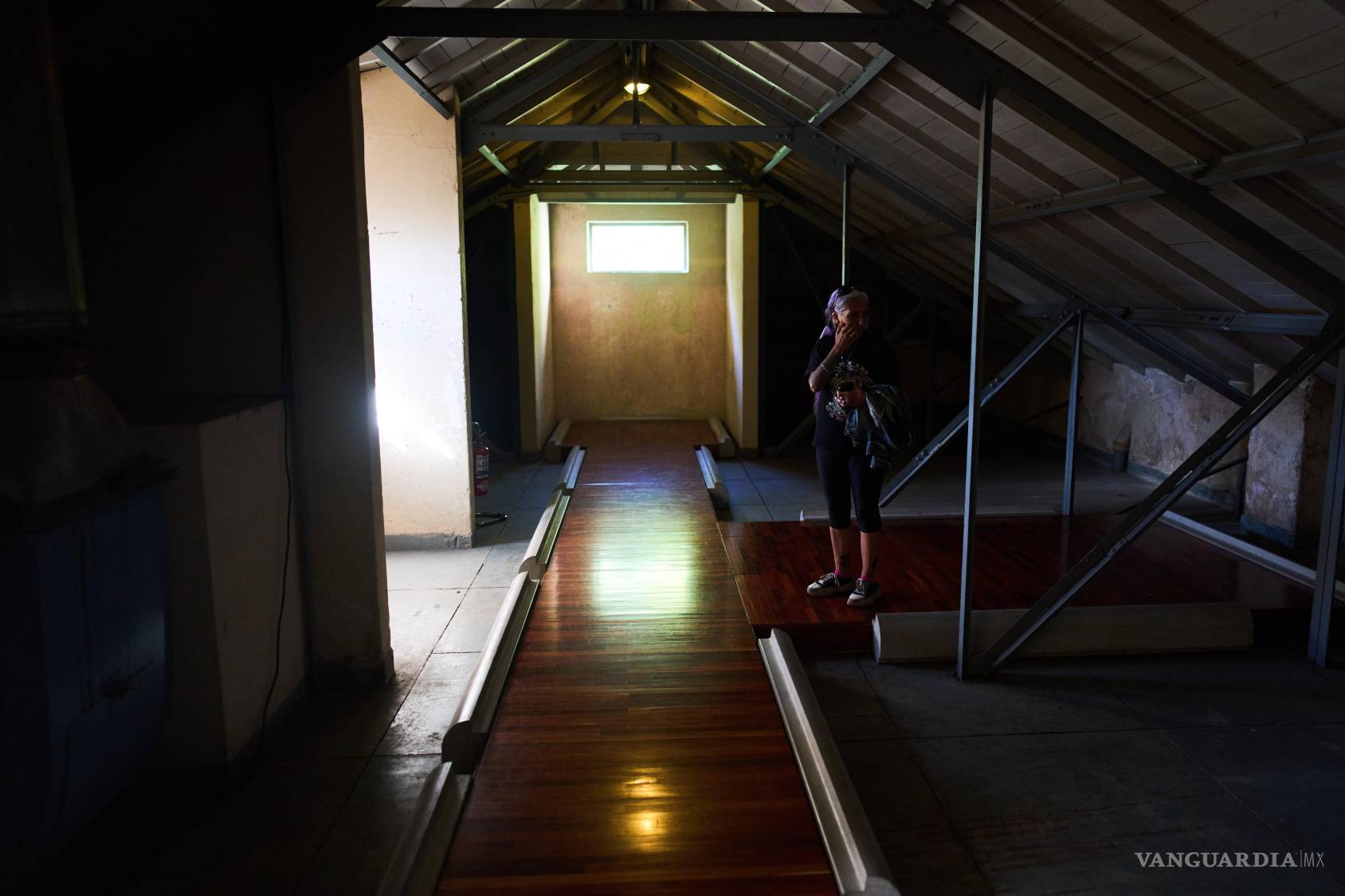 $!Un visitante camina por la zona de la capucha, donde los detenidos eran encapuchados y torturados en la ESMA en Buenos Aires, Argentina.