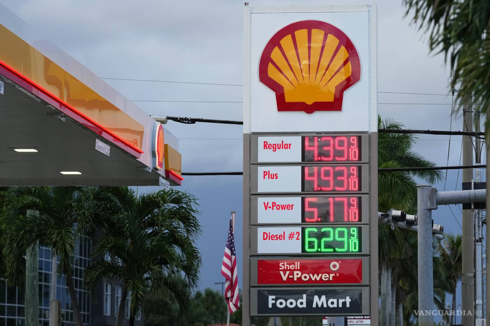 $!Los precios de la gasolina y el diésel se muestran en una estación Shell, el martes 22 de septiembre de 2026, en Doral, Florida.