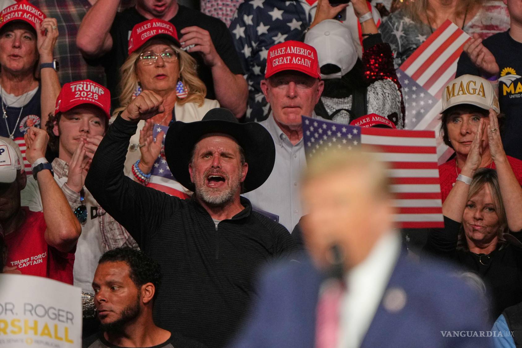 $!Seguidores escuchan el discurso del presidente Donald Trump en un mitin de campaña en el Heartland Credit Union Arena en Park City, Kansas.