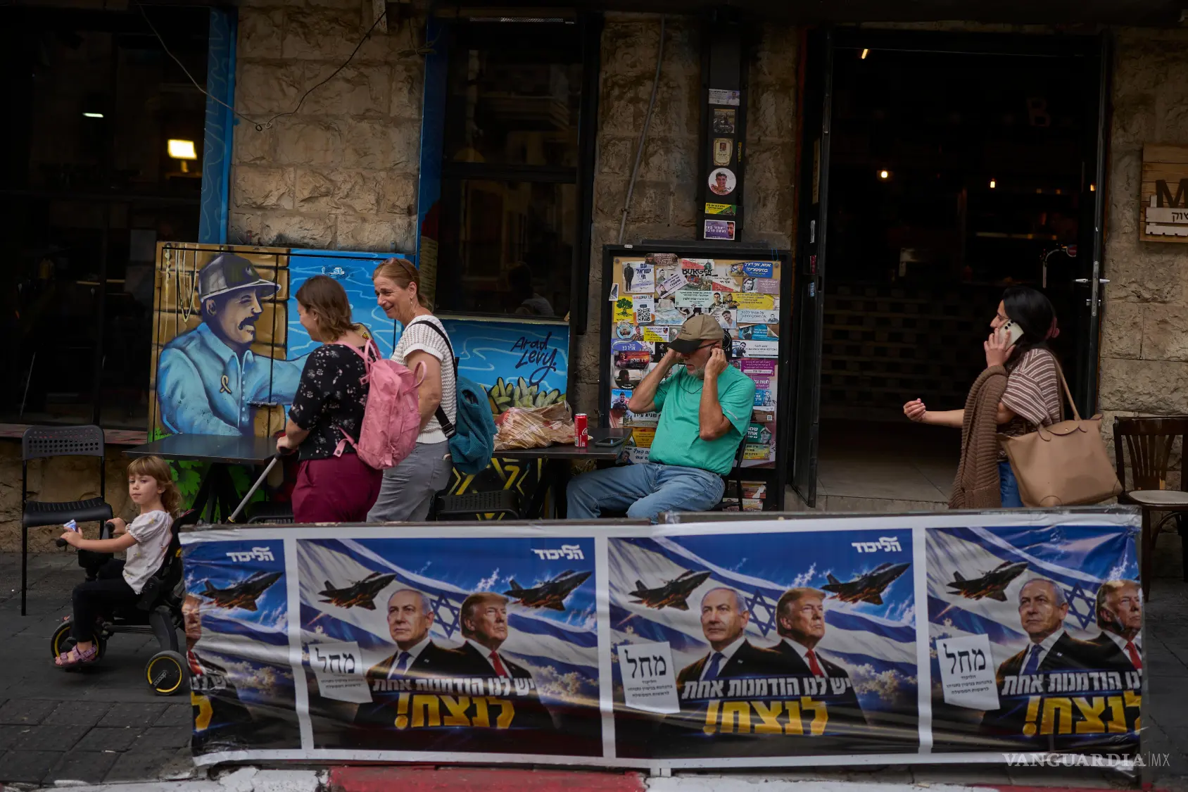 $!Gente camina junto a carteles del partido Likud que muestran al primer ministro de Israel, Benjamin Netanyahu, y el presidente de EU, Donald Trump, con el mensaje en hebreo Tenemos una oportunidad para ganar, en Jerusalén.