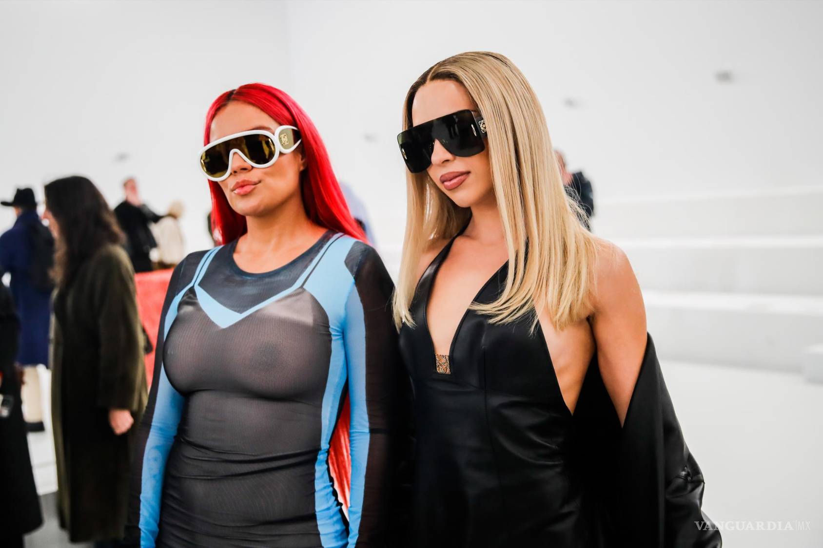 $!La cantante colombiana Karol G y la cantante española Bad Gyal posan tras la presentación de la colección de mujer Otoño/Invierno 2023/24 de Jonathan Anderson para Loewe.