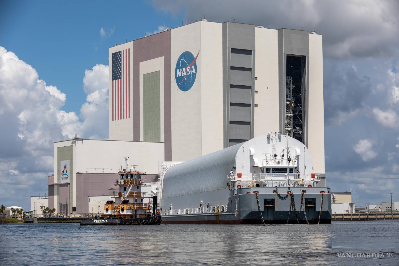 $!La barcaza Pegasus de la NASA el Telescopio Espacial Nancy Grace Roman al Complejo de Lanzamiento 39 en el Centro Espacial Kennedy en Florida.