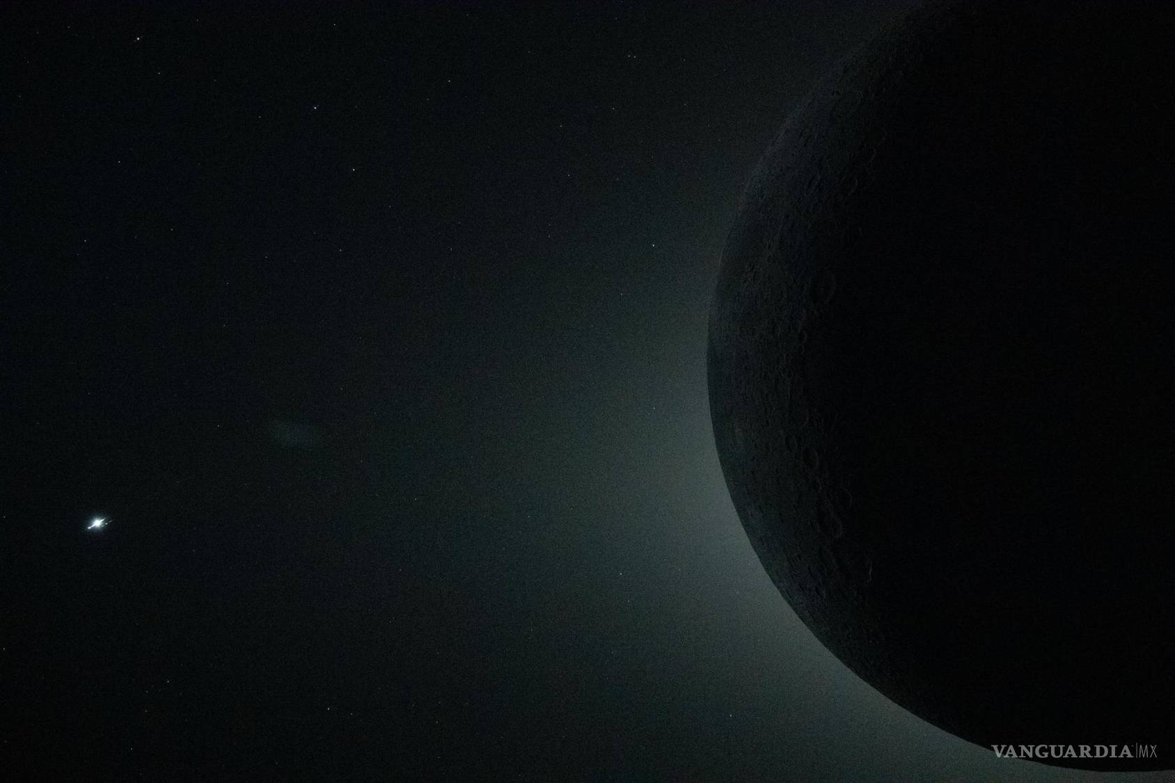 $!Una vista de cerca tomada desde la nave espacial Orión durante el sobrevuelo lunar de la tripulación de Artemis II el 6 de abril de 2026, captura un eclipse solar total, con solo una parte de la Luna visible en el encuadre mientras oculta completamente el Sol.