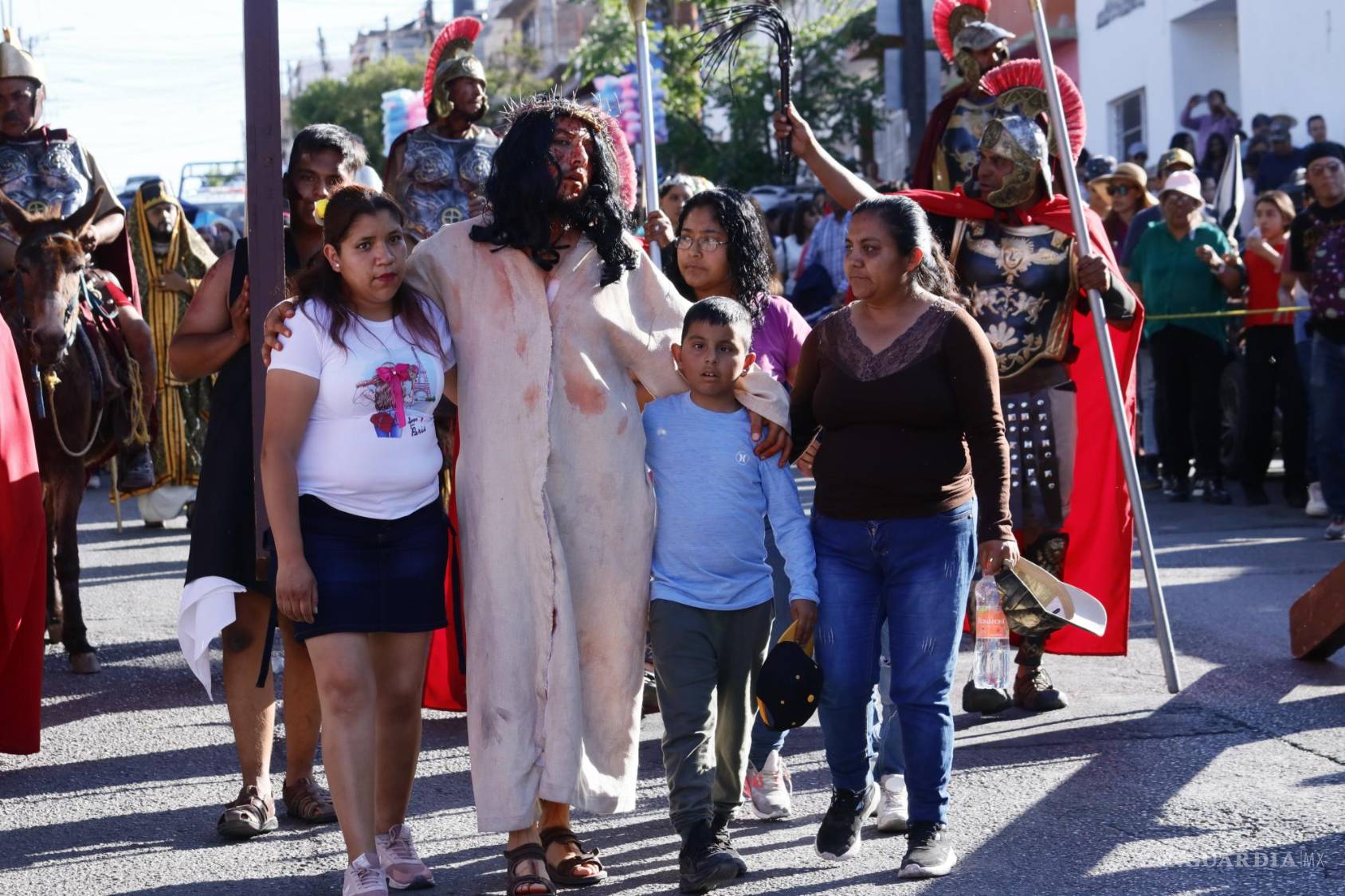 $!El actor que interpretó a Jesús recorrió las calles de Saltillo acompañado de una multitud.