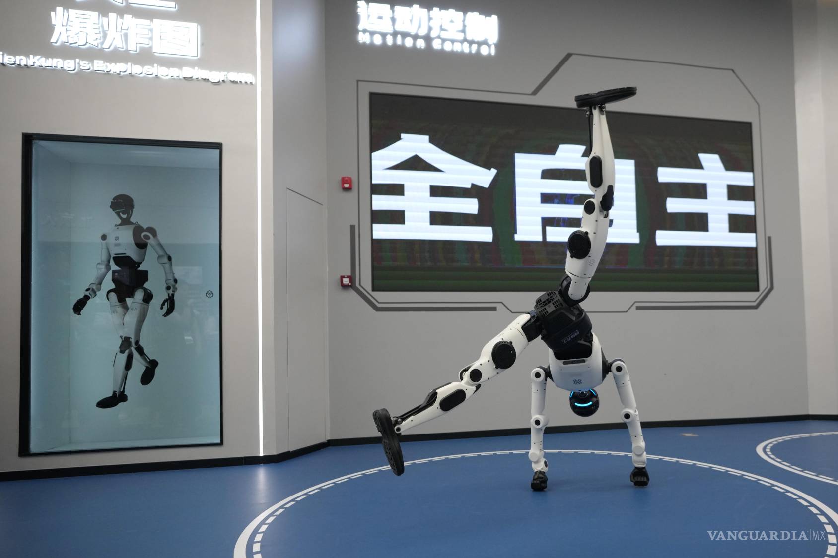 $!Un robot realiza una danza acrobática en el Centro de Innovación de Robótica Humanoide de Pekín durante una visita de prensa.