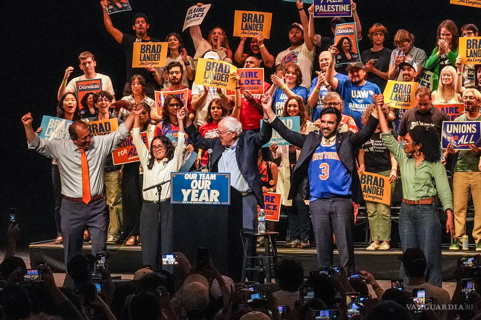 $!Los candidatos demócratas al Congreso Brad Lander y Claire Valdez, el senador Bernie Sanders , el alcalde Zohran Mamdani y la candidata Darializa Avila Chevalier hacen en un mitin en Nueva York.