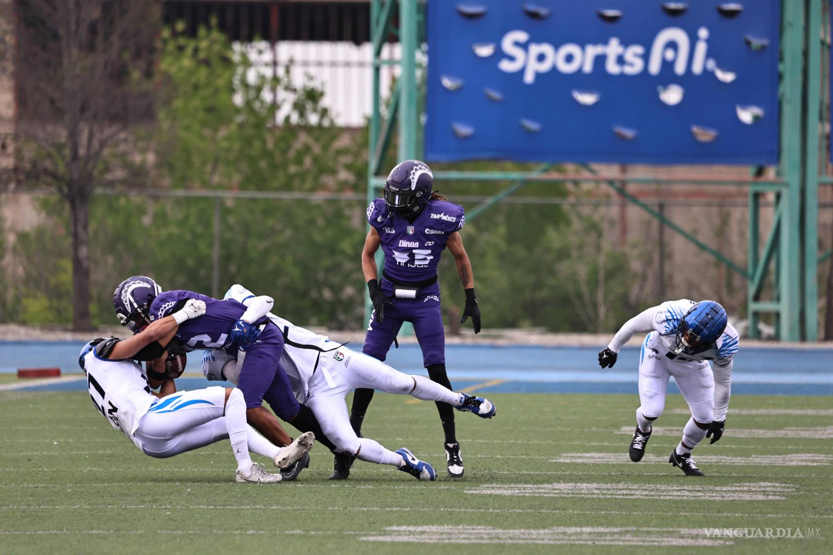 $!Con una actuación sólida en ambos lados del balón, Dinos de Saltillo superó a Gallos y niveló su marca en la Temporada 2026 de la LFA.